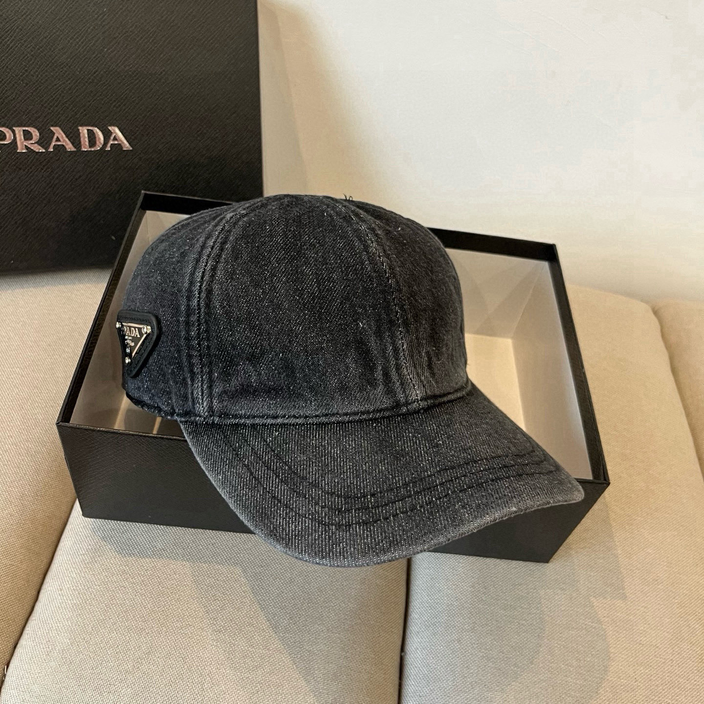 
普拉达 PRADA 新品经典棒球帽 代购版本！时尚潮流，高端做工！非一般的品质，细节看实拍哦