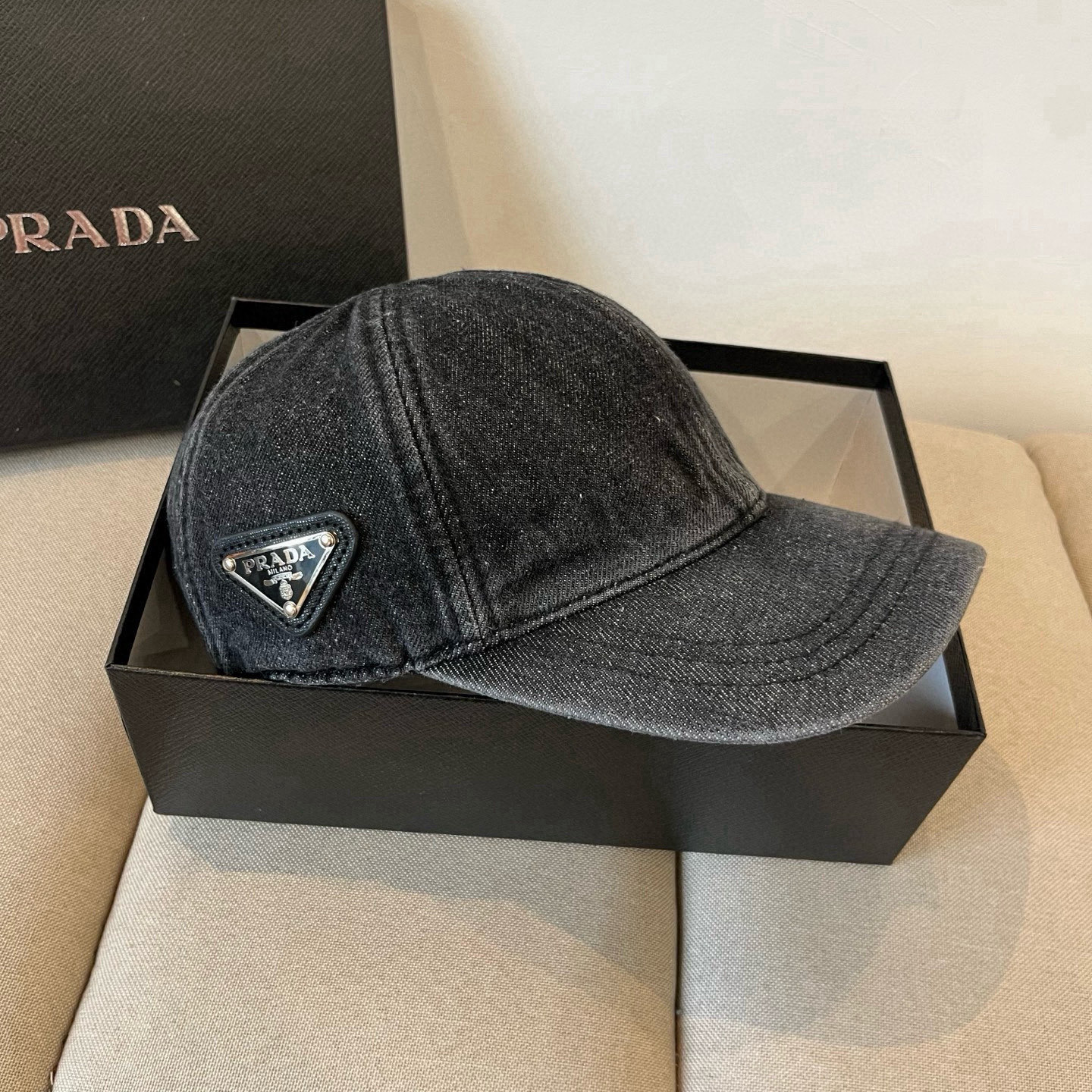 
普拉达 PRADA 新品经典棒球帽 代购版本！时尚潮流，高端做工！非一般的品质，细节看实拍哦