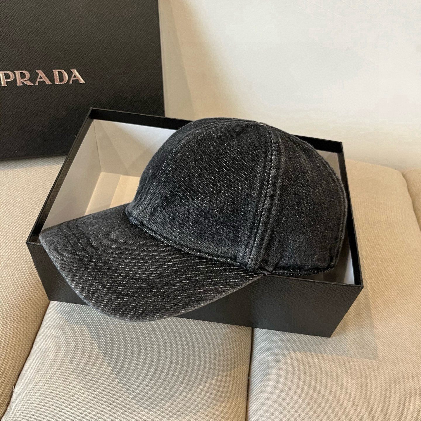 
普拉达 PRADA 新品经典棒球帽 代购版本！时尚潮流，高端做工！非一般的品质，细节看实拍哦