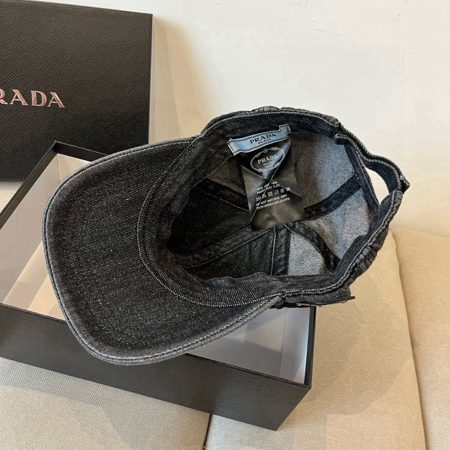 
普拉达 PRADA 新品经典棒球帽 代购版本！时尚潮流，高端做工！非一般的品质，细节看实拍哦