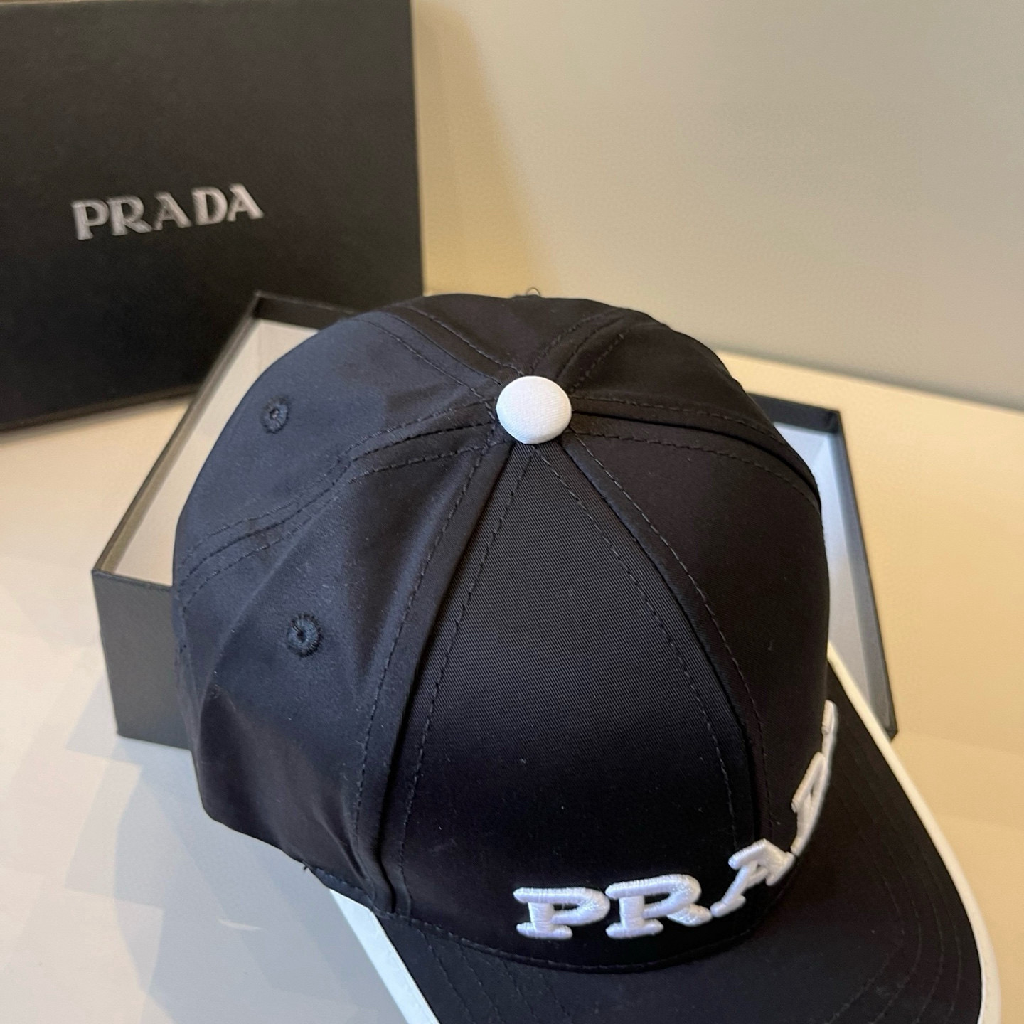 
普拉达 PRADA 新品经典棒球帽 代购版本！时尚潮流，高端做工！非一般的品质，细节看实拍哦