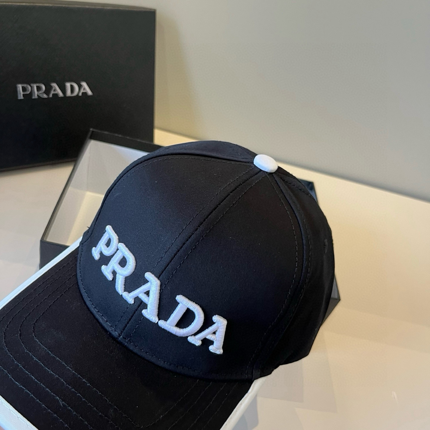 
普拉达 PRADA 新品经典棒球帽 代购版本！时尚潮流，高端做工！非一般的品质，细节看实拍哦