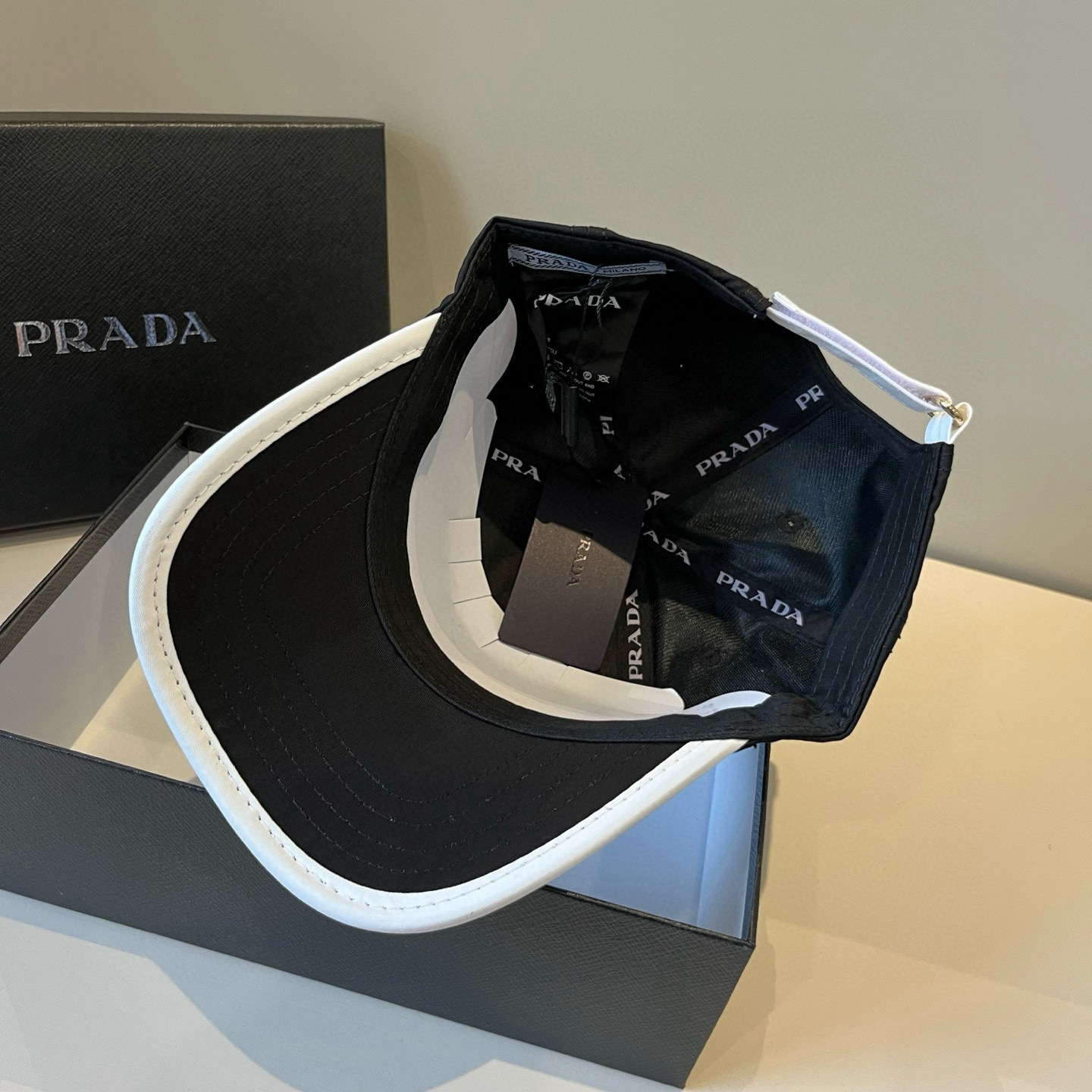 
普拉达 PRADA 新品经典棒球帽 代购版本！时尚潮流，高端做工！非一般的品质，细节看实拍哦