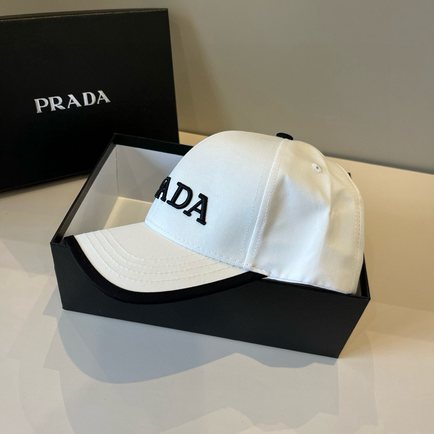 
普拉达 PRADA 新品经典棒球帽 代购版本！时尚潮流，高端做工！非一般的品质，细节看实拍哦