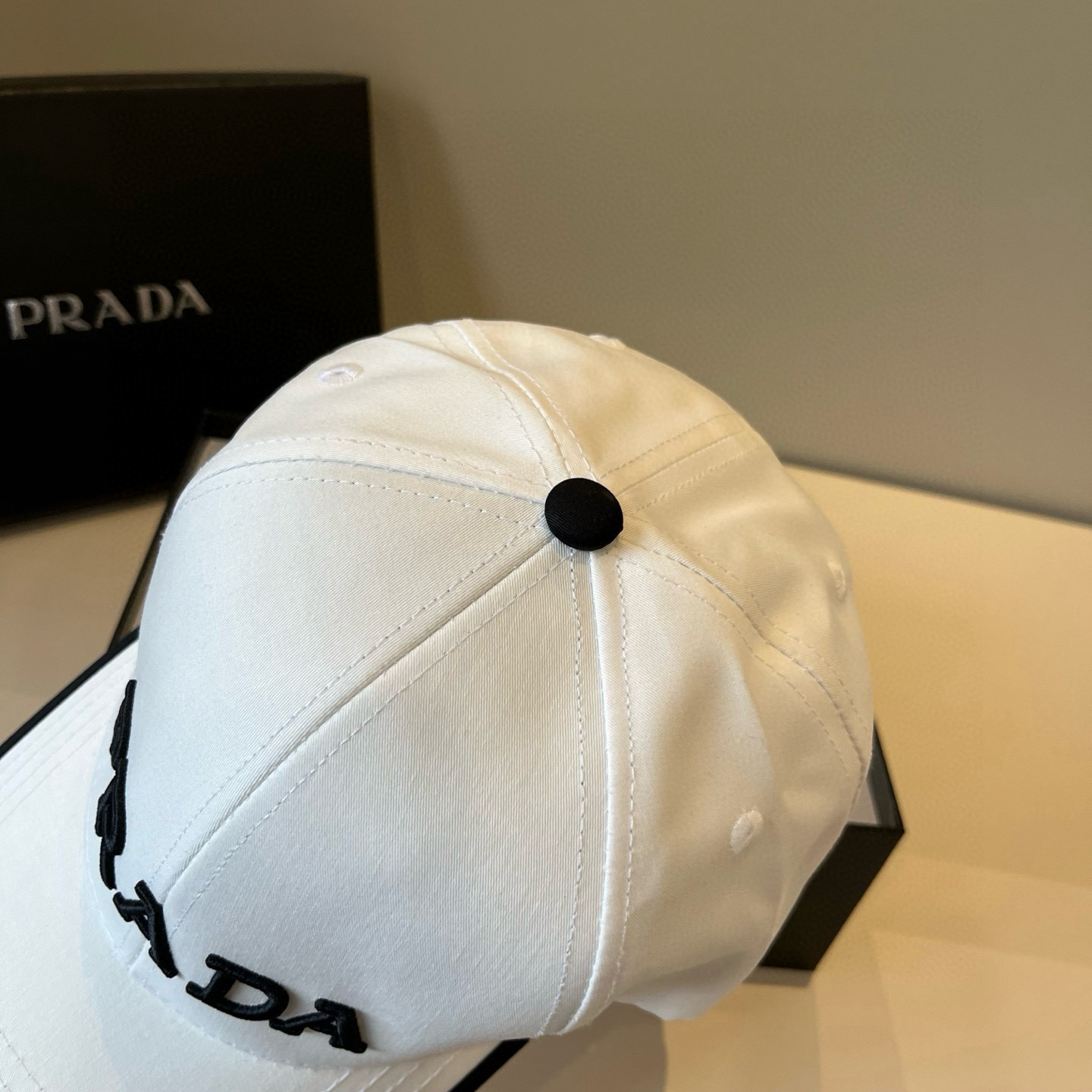 
普拉达 PRADA 新品经典棒球帽 代购版本！时尚潮流，高端做工！非一般的品质，细节看实拍哦