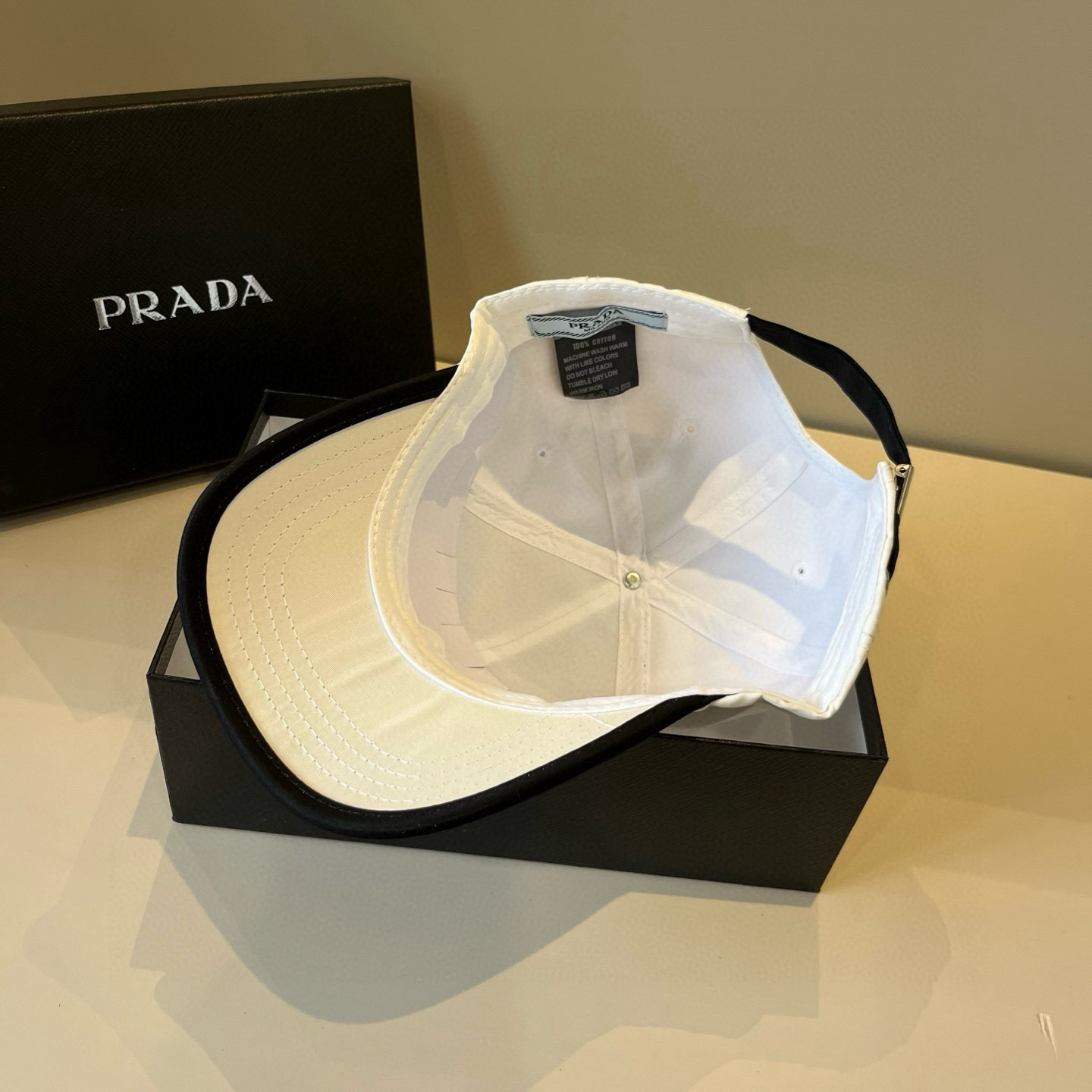 
普拉达 PRADA 新品经典棒球帽 代购版本！时尚潮流，高端做工！非一般的品质，细节看实拍哦