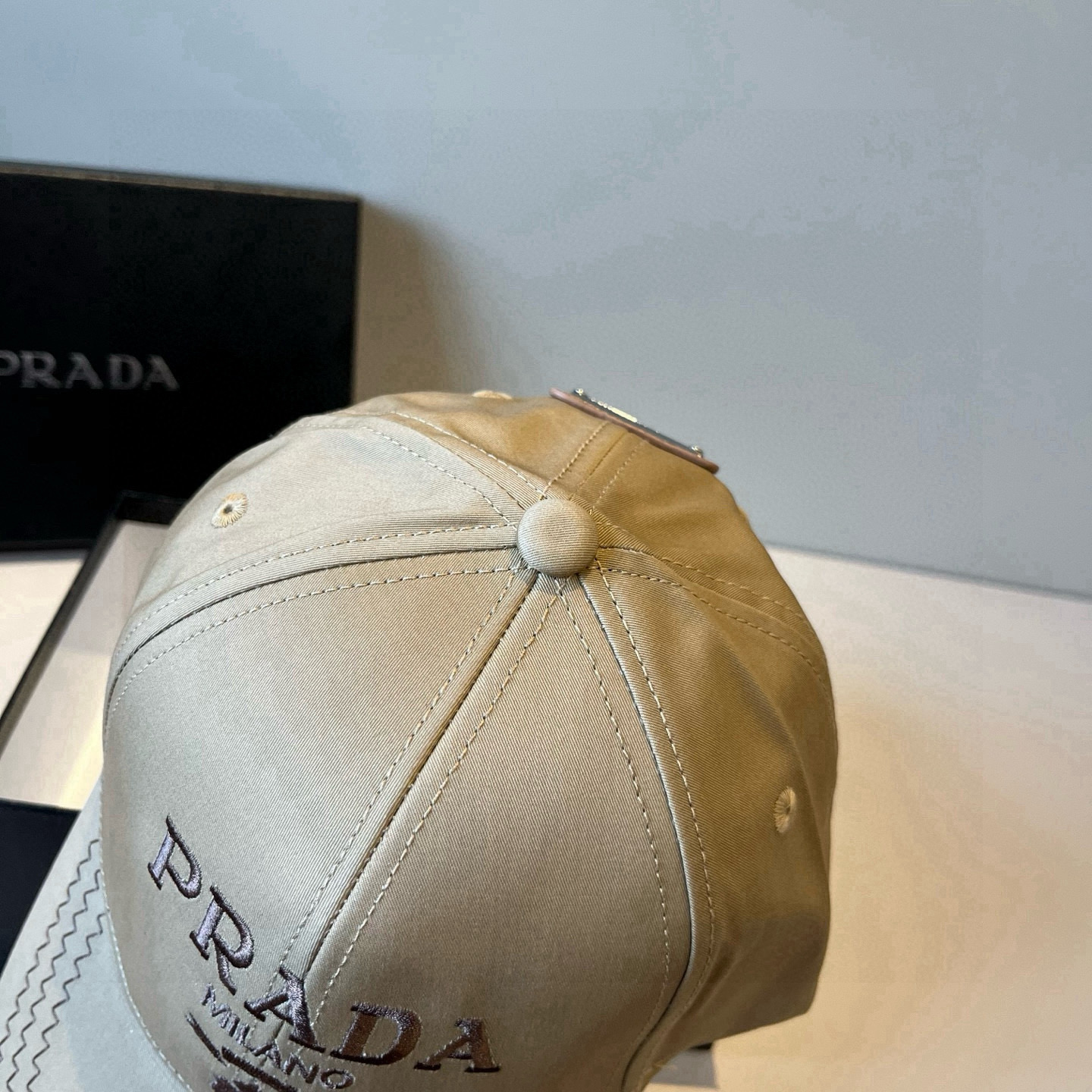 
普拉达 PRADA 新品经典棒球帽 代购版本！时尚潮流，高端做工！非一般的品质，细节看实拍哦