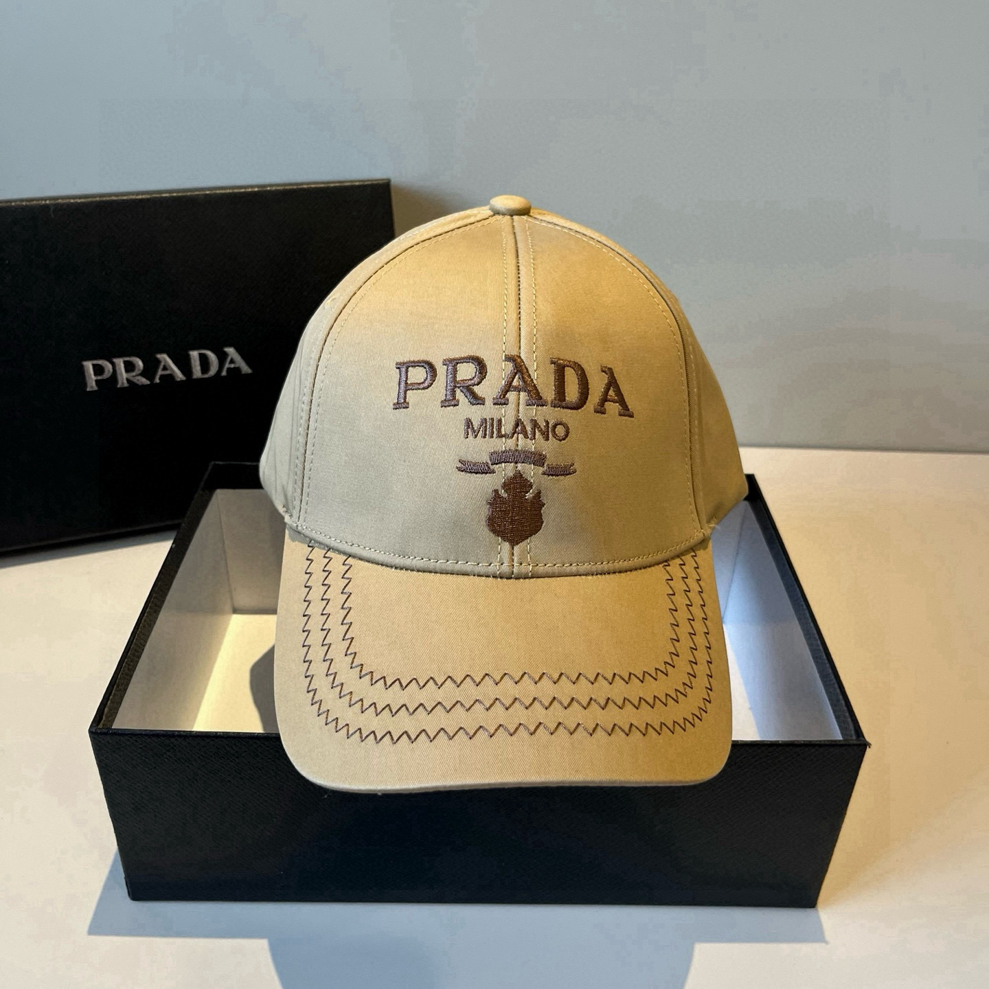 
普拉达 PRADA 新品经典棒球帽 代购版本！时尚潮流，高端做工！非一般的品质，细节看实拍哦