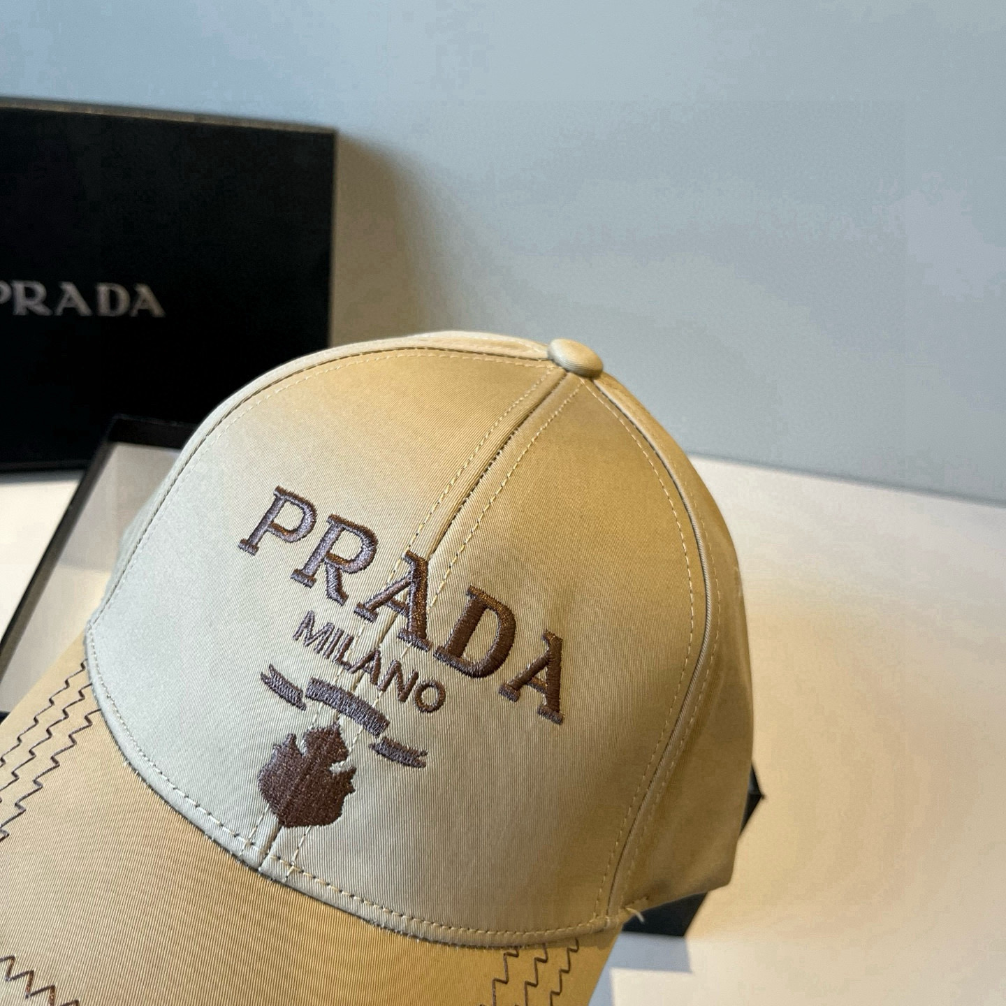 
普拉达 PRADA 新品经典棒球帽 代购版本！时尚潮流，高端做工！非一般的品质，细节看实拍哦