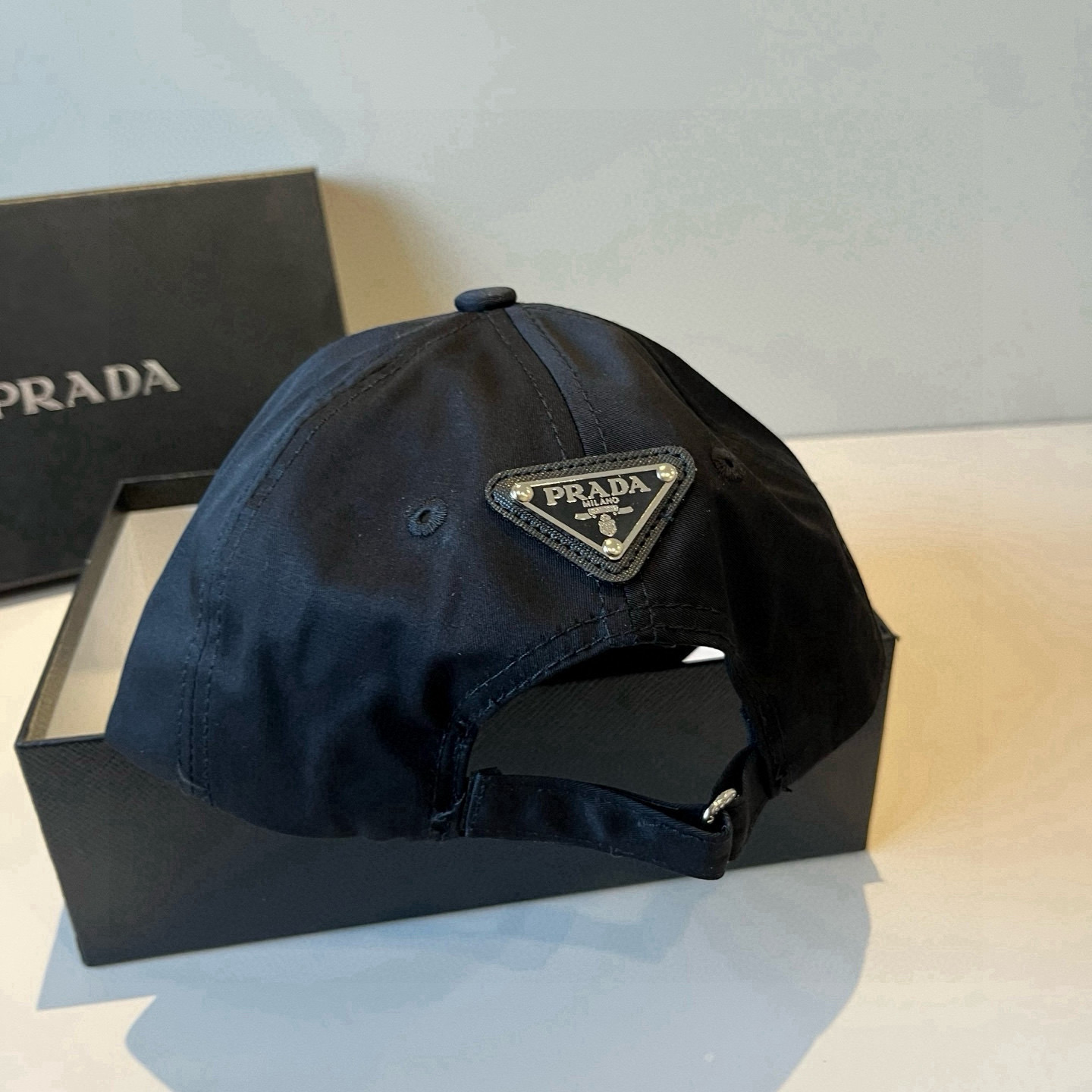 
普拉达 PRADA 新品经典棒球帽 代购版本！时尚潮流，高端做工！非一般的品质，细节看实拍哦