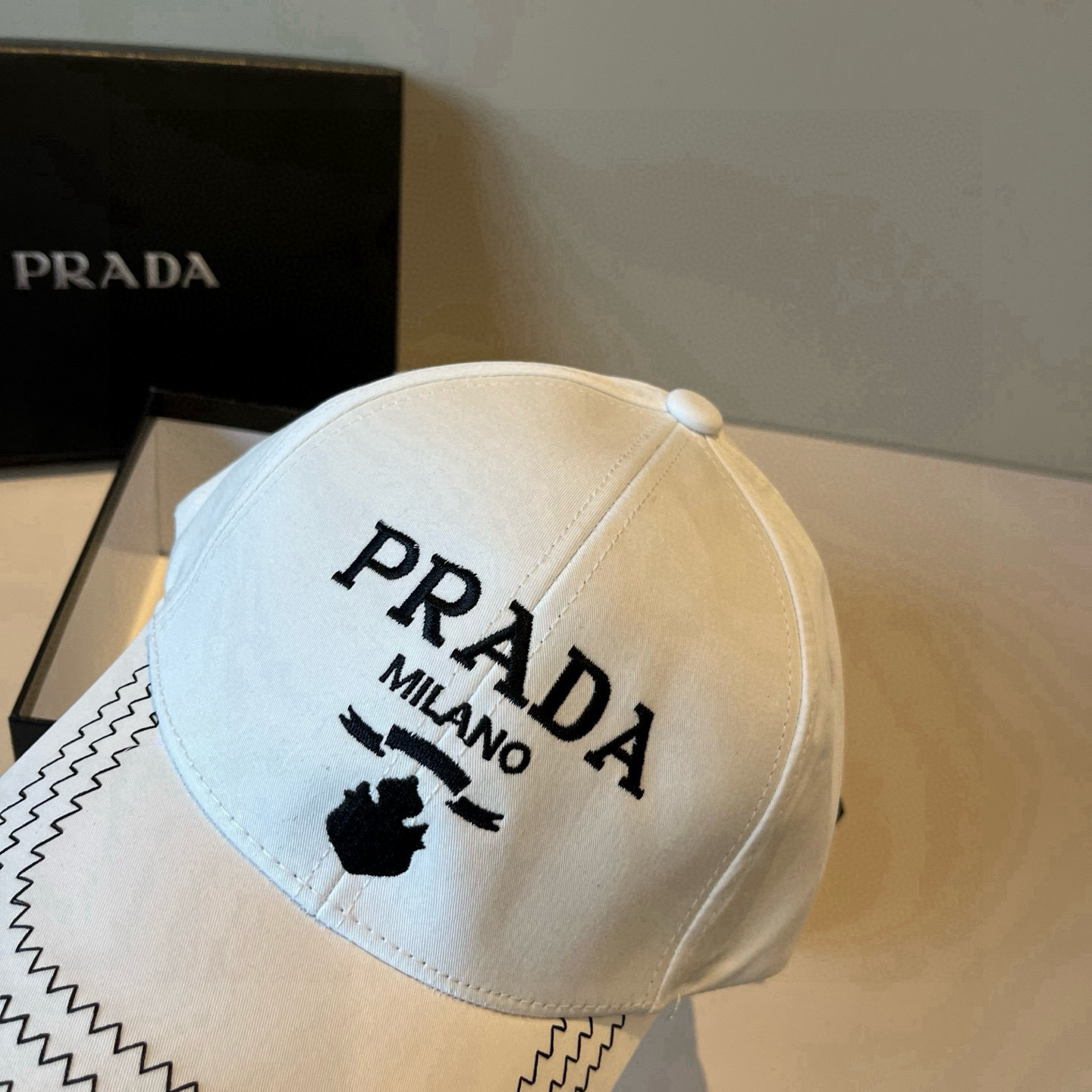 
普拉达 PRADA 新品经典棒球帽 代购版本！时尚潮流，高端做工！非一般的品质，细节看实拍哦