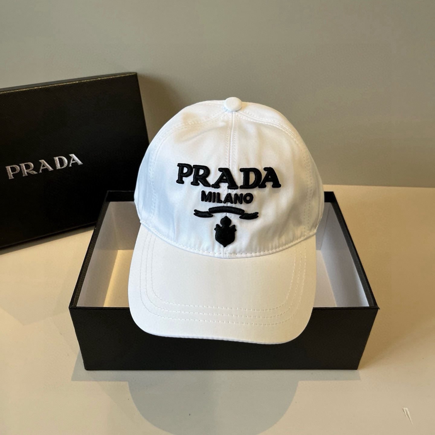 
普拉达 PRADA 新品经典棒球帽 代购版本！时尚潮流，高端做工！非一般的品质，细节看实拍哦
