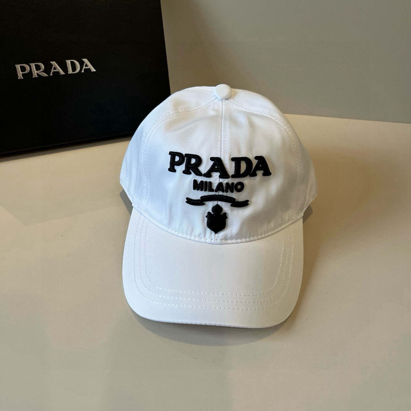 
普拉达 PRADA 新品经典棒球帽 代购版本！时尚潮流，高端做工！非一般的品质，细节看实拍哦