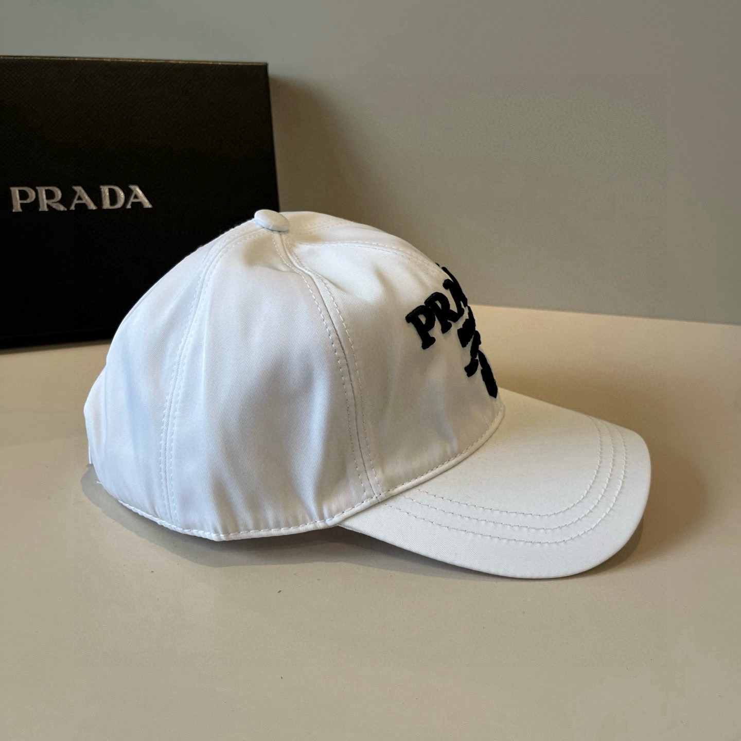 
普拉达 PRADA 新品经典棒球帽 代购版本！时尚潮流，高端做工！非一般的品质，细节看实拍哦