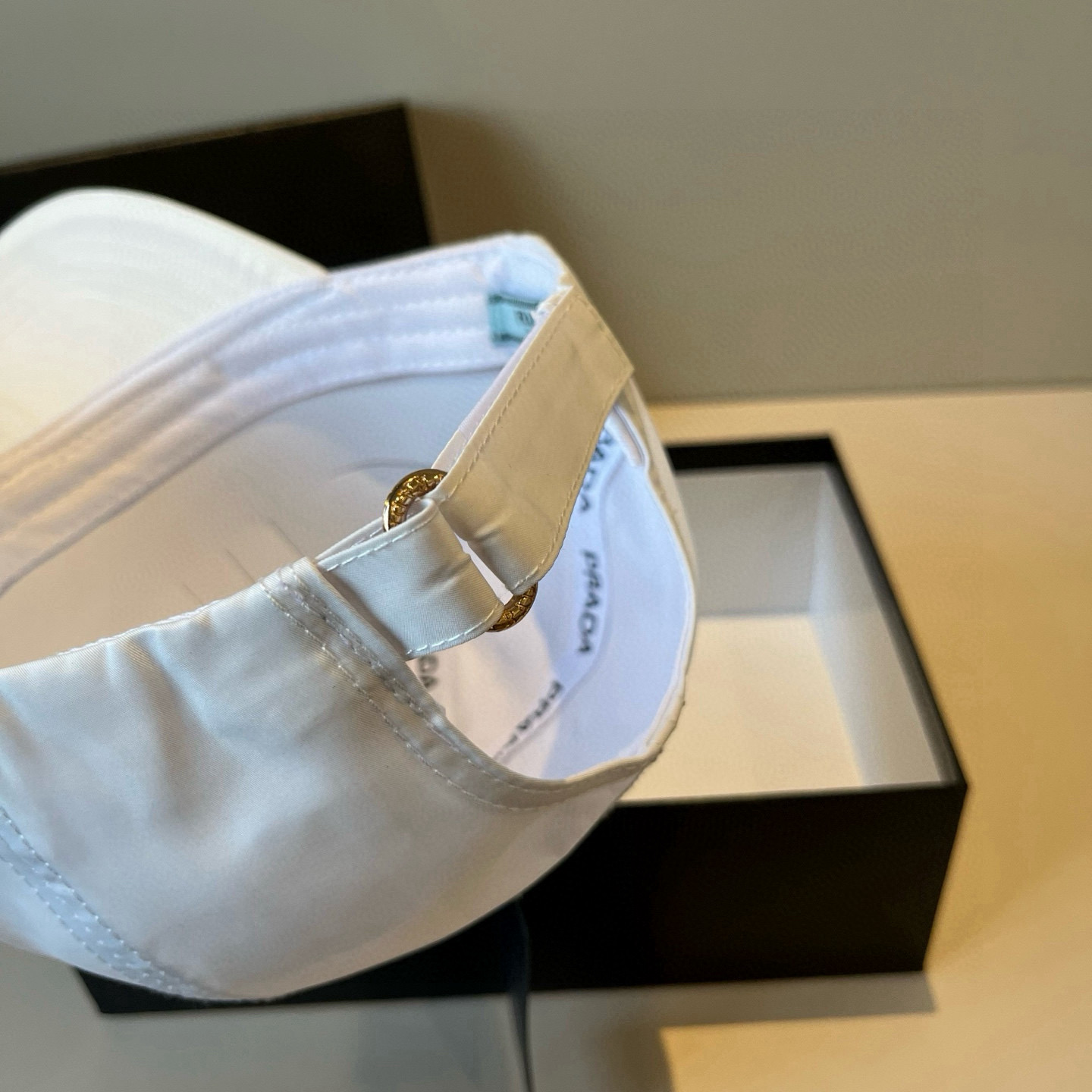 
普拉达 PRADA 新品经典棒球帽 代购版本！时尚潮流，高端做工！非一般的品质，细节看实拍哦