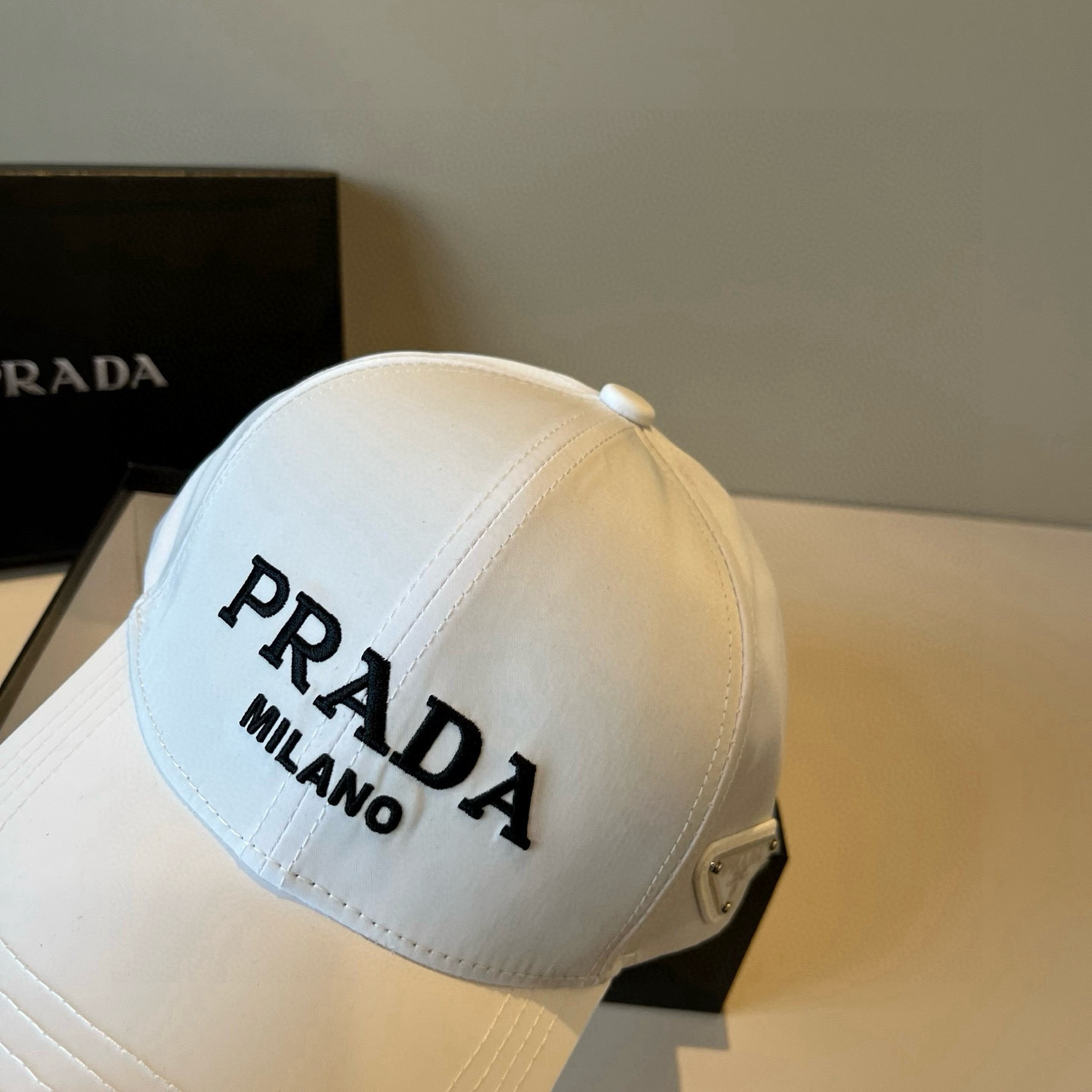 
普拉达 PRADA 新品经典棒球帽 代购版本！时尚潮流，高端做工！非一般的品质，细节看实拍哦