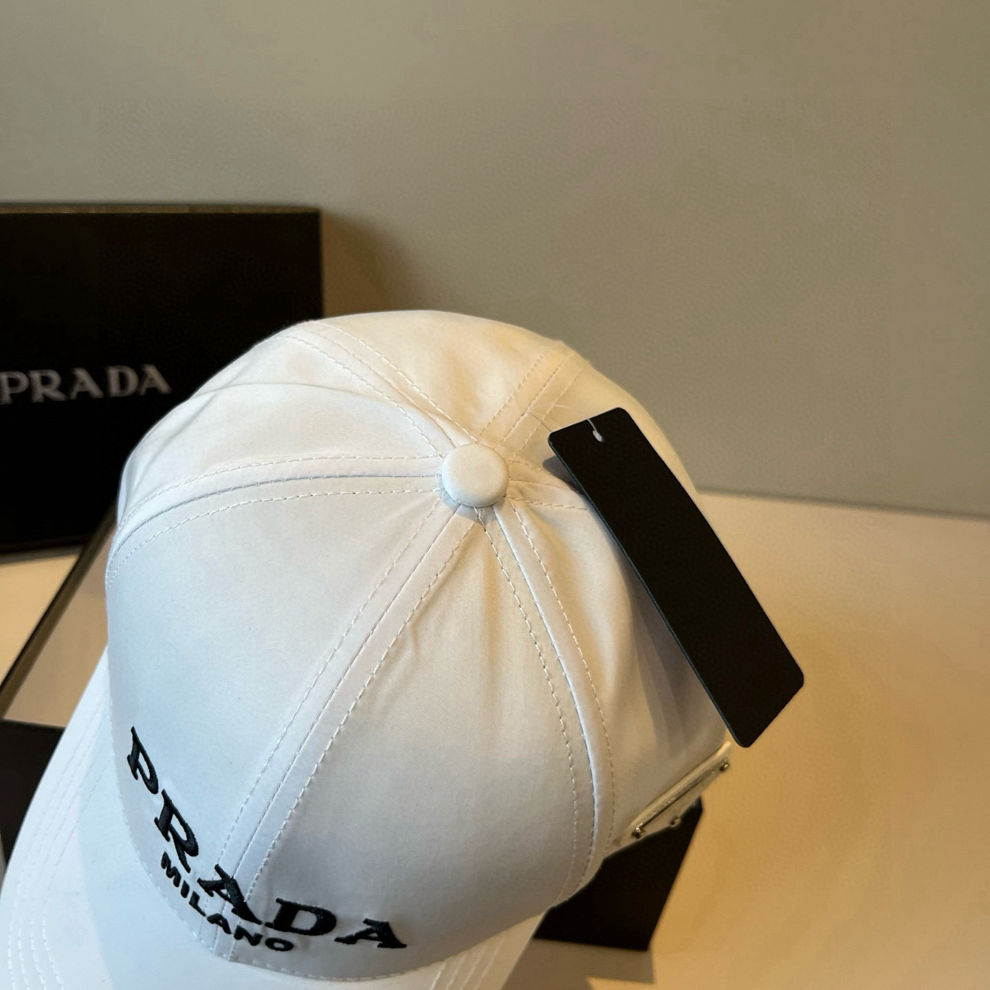 
普拉达 PRADA 新品经典棒球帽 代购版本！时尚潮流，高端做工！非一般的品质，细节看实拍哦