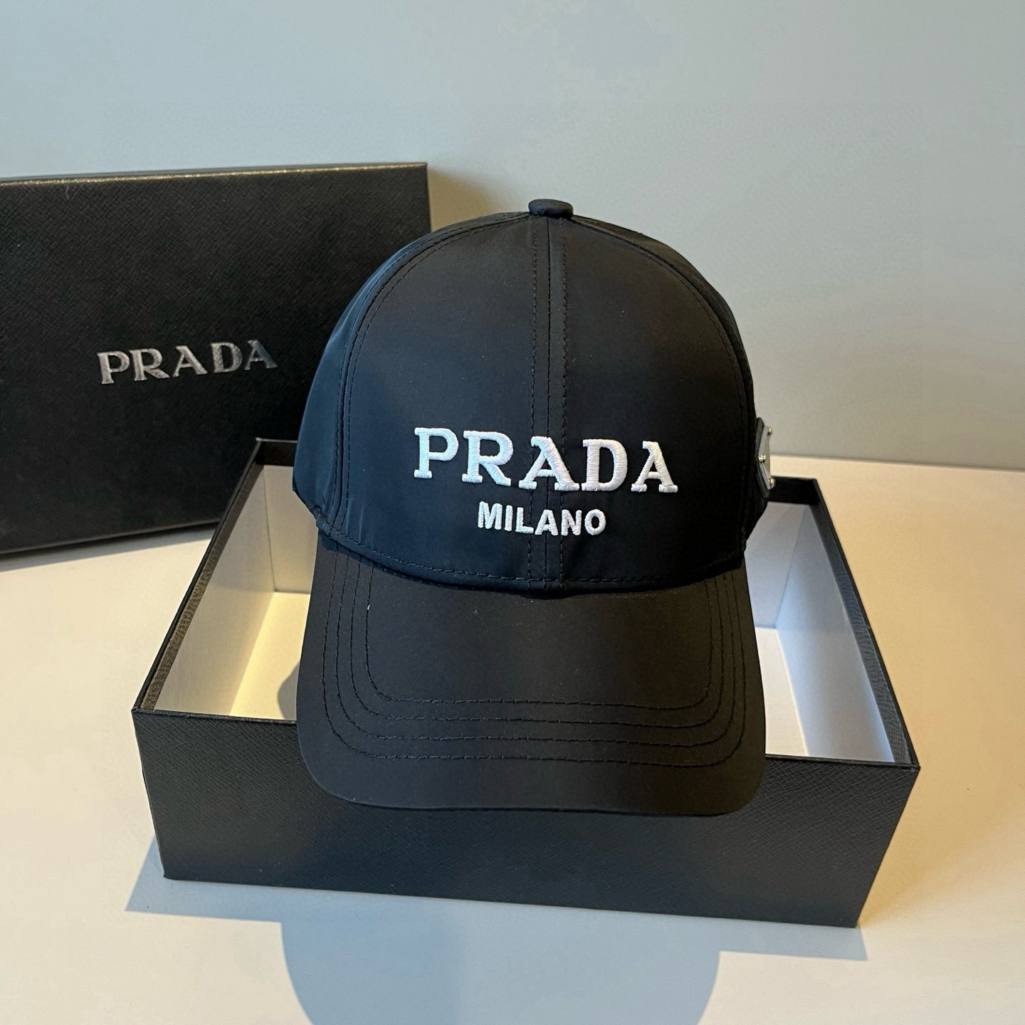 NO:361649,Prada PRADA new classic baseball cap purchase version!  Fashion trend, high-end workmanship!  Extraordinary quality, look at the details of the real shot, hat, straw hat, fisherman hat, baseball hat, hat, prada, prada, espadrilles, hats普拉达 PRADA 新品经典棒球帽 代购版本！时尚潮流,高端做工！非一般的品质,细节看实拍哦帽子草帽渔夫帽棒球帽,帽子,prada,prada,espadrilles,hats,hat