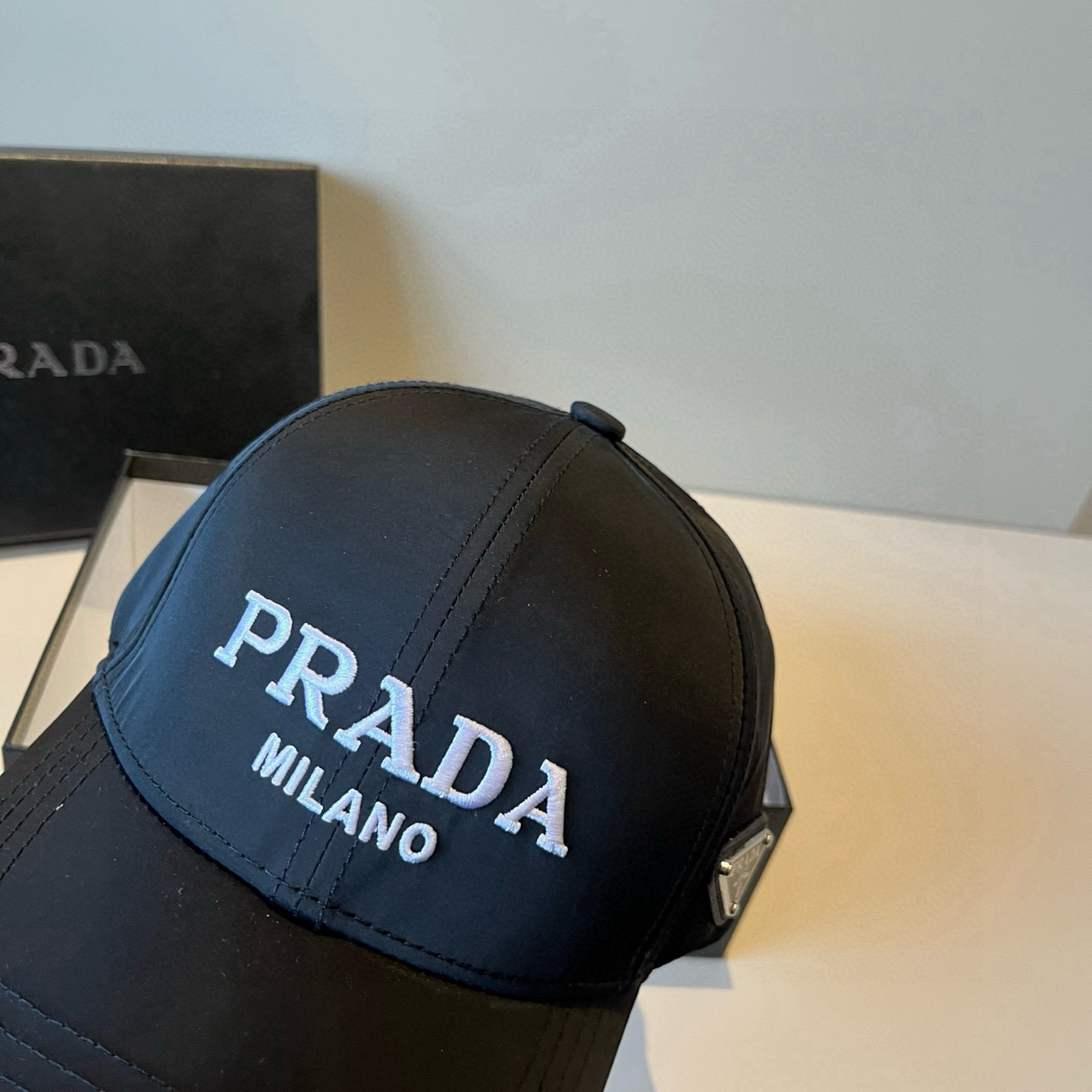 
普拉达 PRADA 新品经典棒球帽 代购版本！时尚潮流，高端做工！非一般的品质，细节看实拍哦