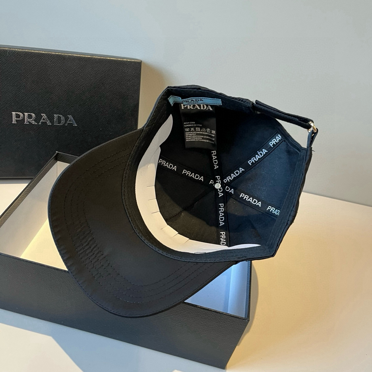 
普拉达 PRADA 新品经典棒球帽 代购版本！时尚潮流，高端做工！非一般的品质，细节看实拍哦