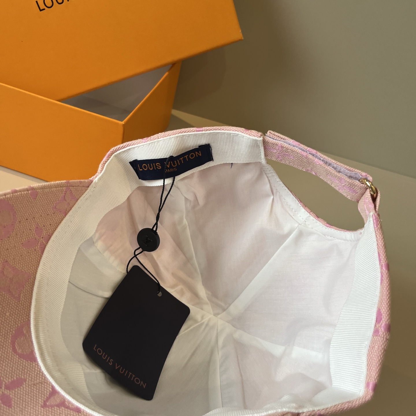 🧢路易威登棒球帽 LouisVuitton😍新款LV棒球帽，重工打造♥️高端大气，百搭款🤗男女通用！跑量