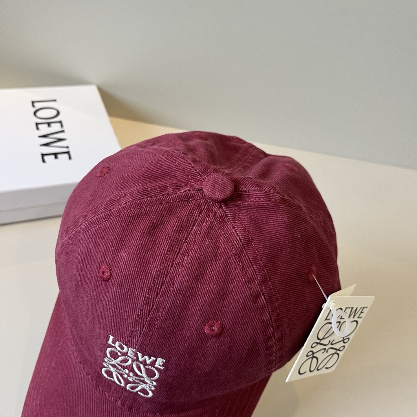 
罗意威 LOEWE新款原版原标设计，质感超好，外部线条定位标准，做工精细，简约大气低价走量！