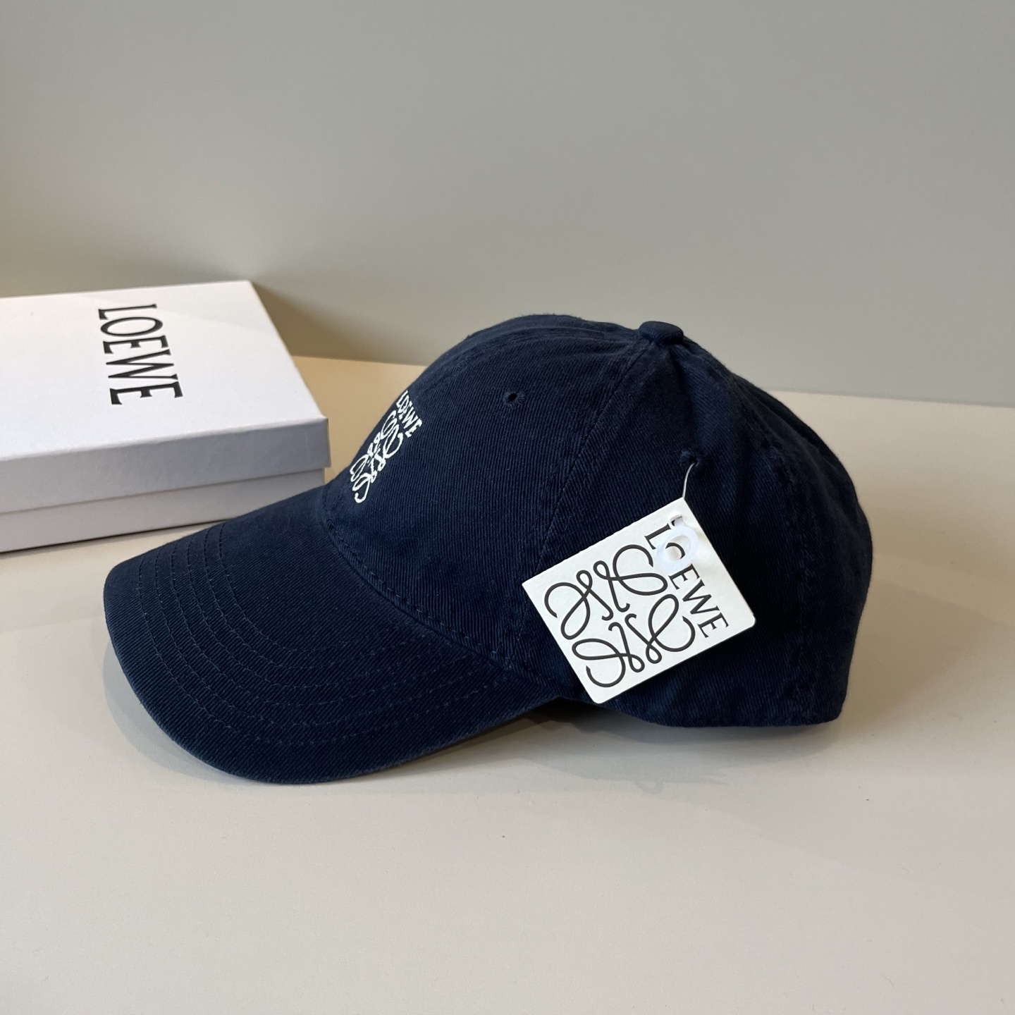 
罗意威 LOEWE新款原版原标设计，质感超好，外部线条定位标准，做工精细，简约大气低价走量！