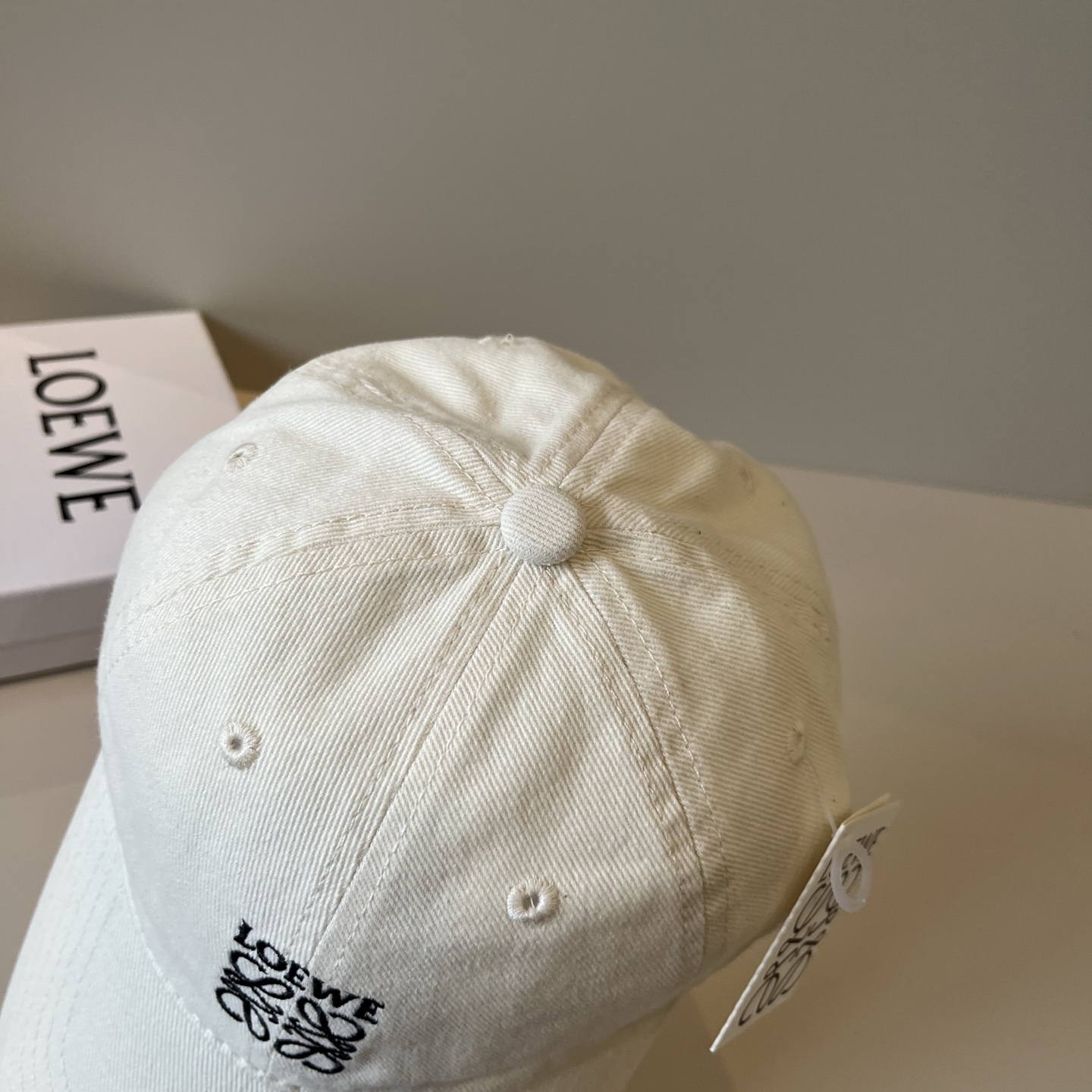 
罗意威 LOEWE新款原版原标设计，质感超好，外部线条定位标准，做工精细，简约大气低价走量！