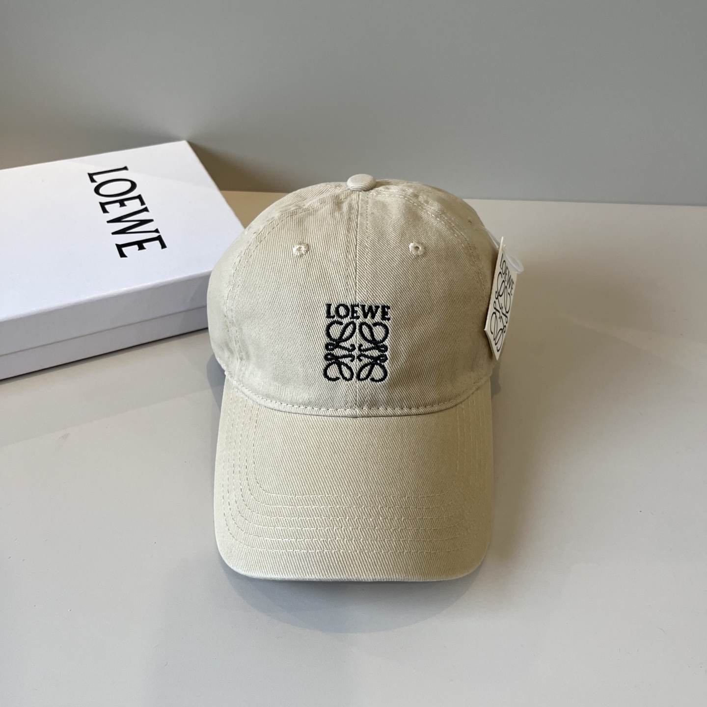 
罗意威 LOEWE新款原版原标设计，质感超好，外部线条定位标准，做工精细，简约大气低价走量！