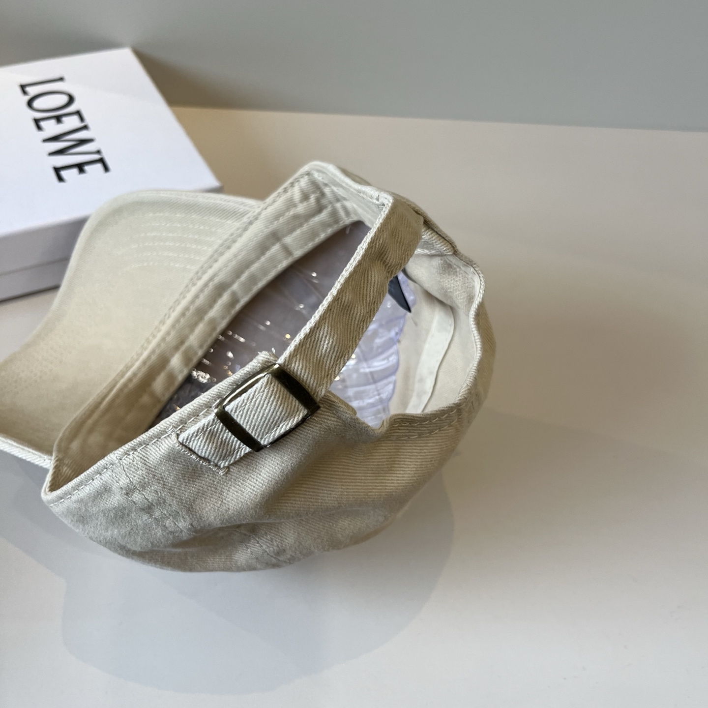 
罗意威 LOEWE新款原版原标设计，质感超好，外部线条定位标准，做工精细，简约大气低价走量！