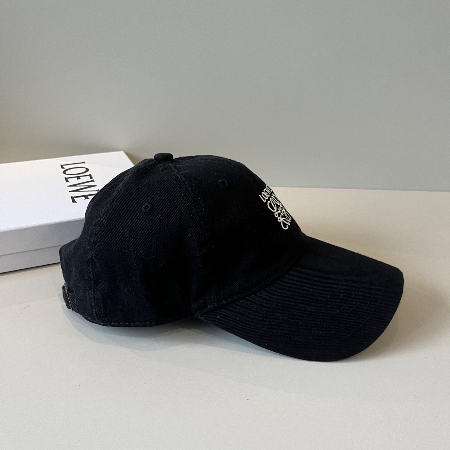 
罗意威 LOEWE新款原版原标设计，质感超好，外部线条定位标准，做工精细，简约大气低价走量！