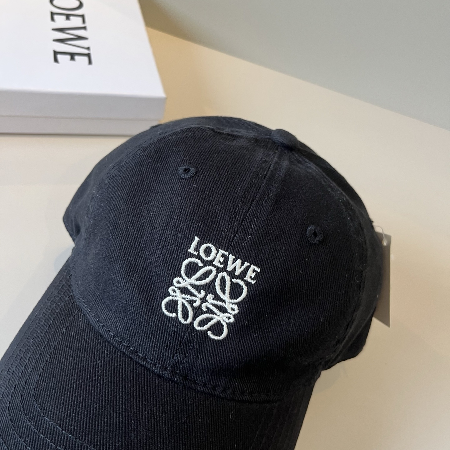 
罗意威 LOEWE新款原版原标设计，质感超好，外部线条定位标准，做工精细，简约大气低价走量！