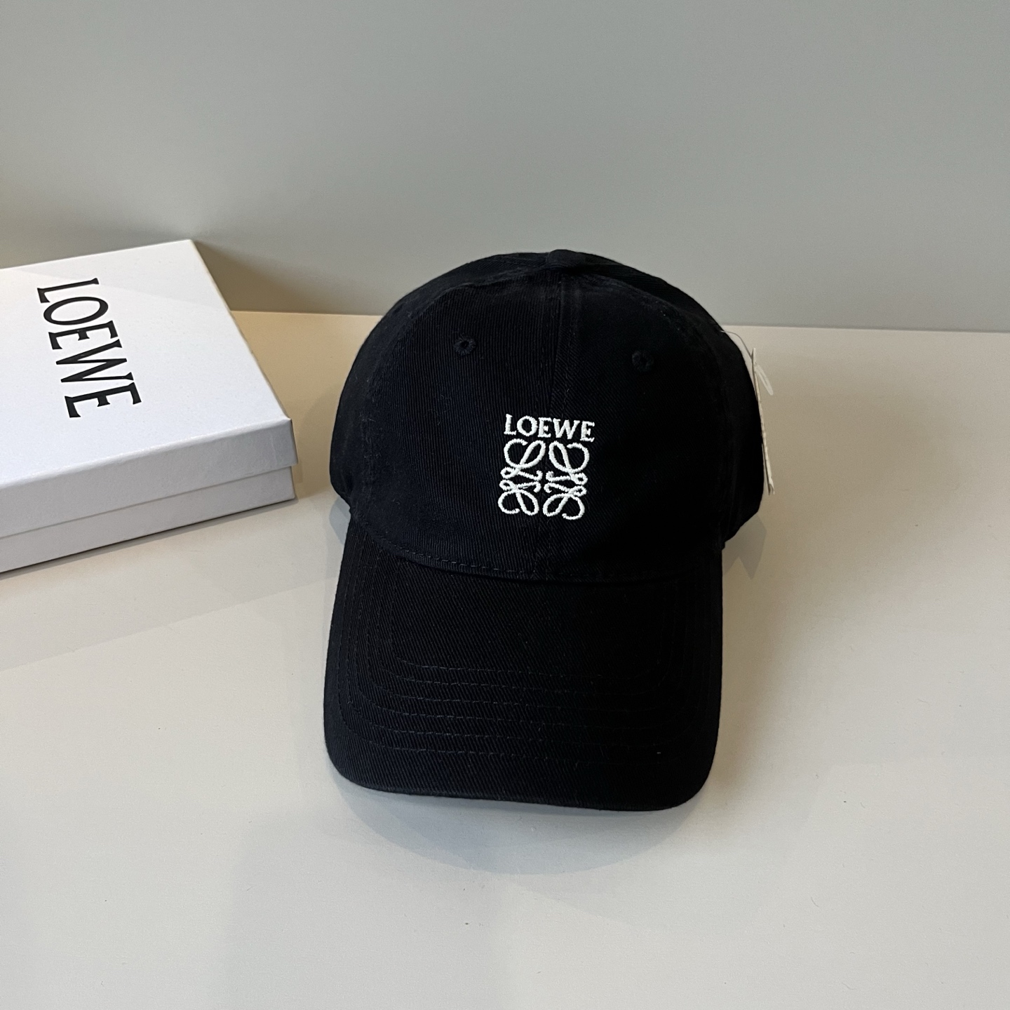 
罗意威 LOEWE新款原版原标设计，质感超好，外部线条定位标准，做工精细，简约大气低价走量！