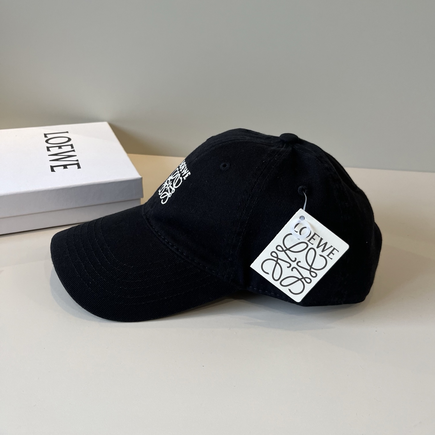 
罗意威 LOEWE新款原版原标设计，质感超好，外部线条定位标准，做工精细，简约大气低价走量！