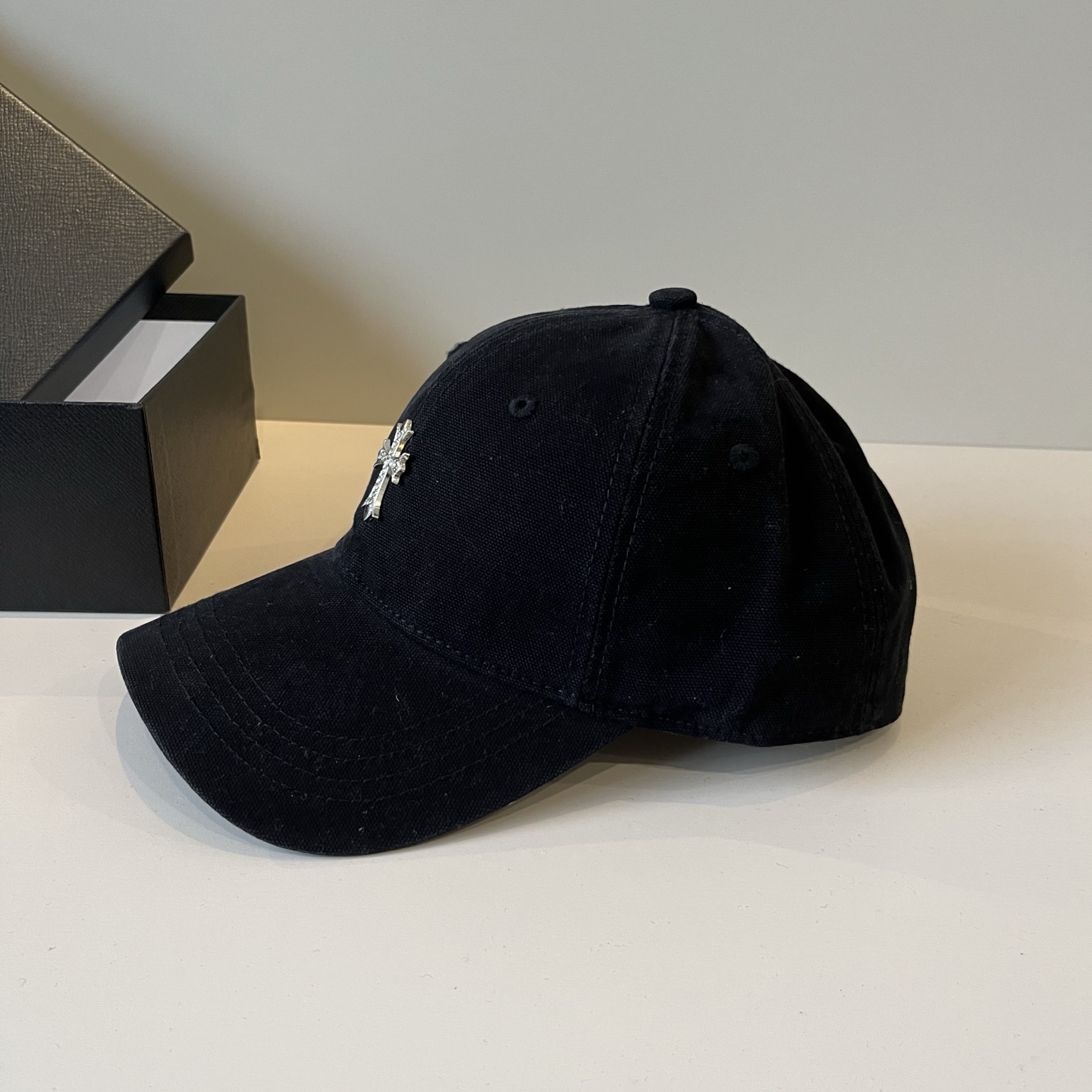  克罗心最新时尚前卫的休闲设计风格，戴上头就是这样好看看哦，做工精细，男女同款！