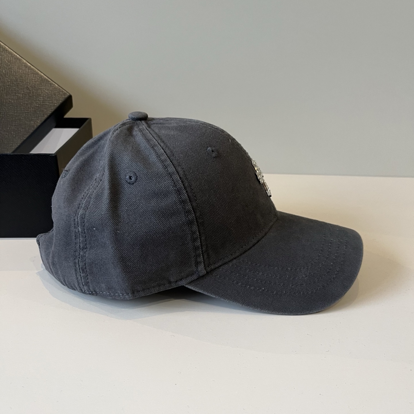  克罗心最新时尚前卫的休闲设计风格，戴上头就是这样好看看哦，做工精细，男女同款！