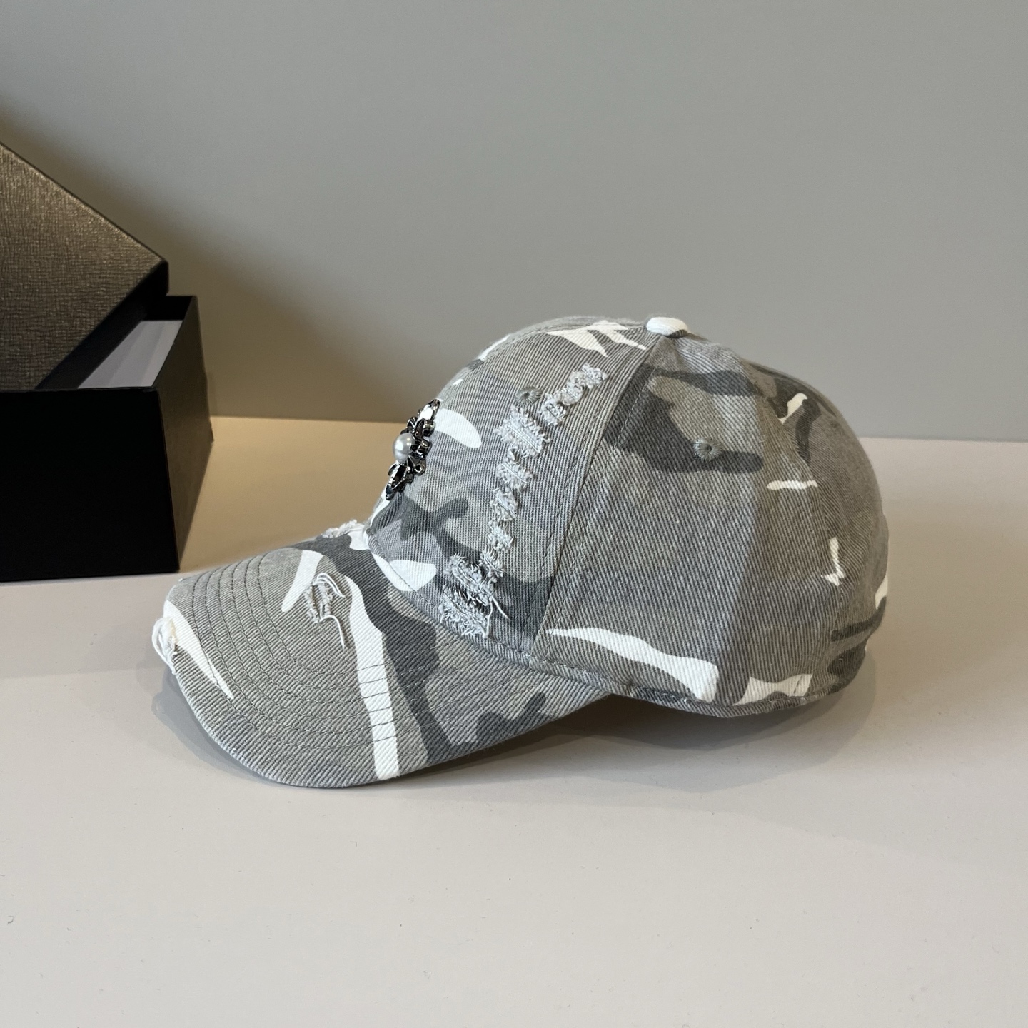  克罗心最新时尚前卫的休闲设计风格，戴上头就是这样好看看哦，做工精细，男女同款！