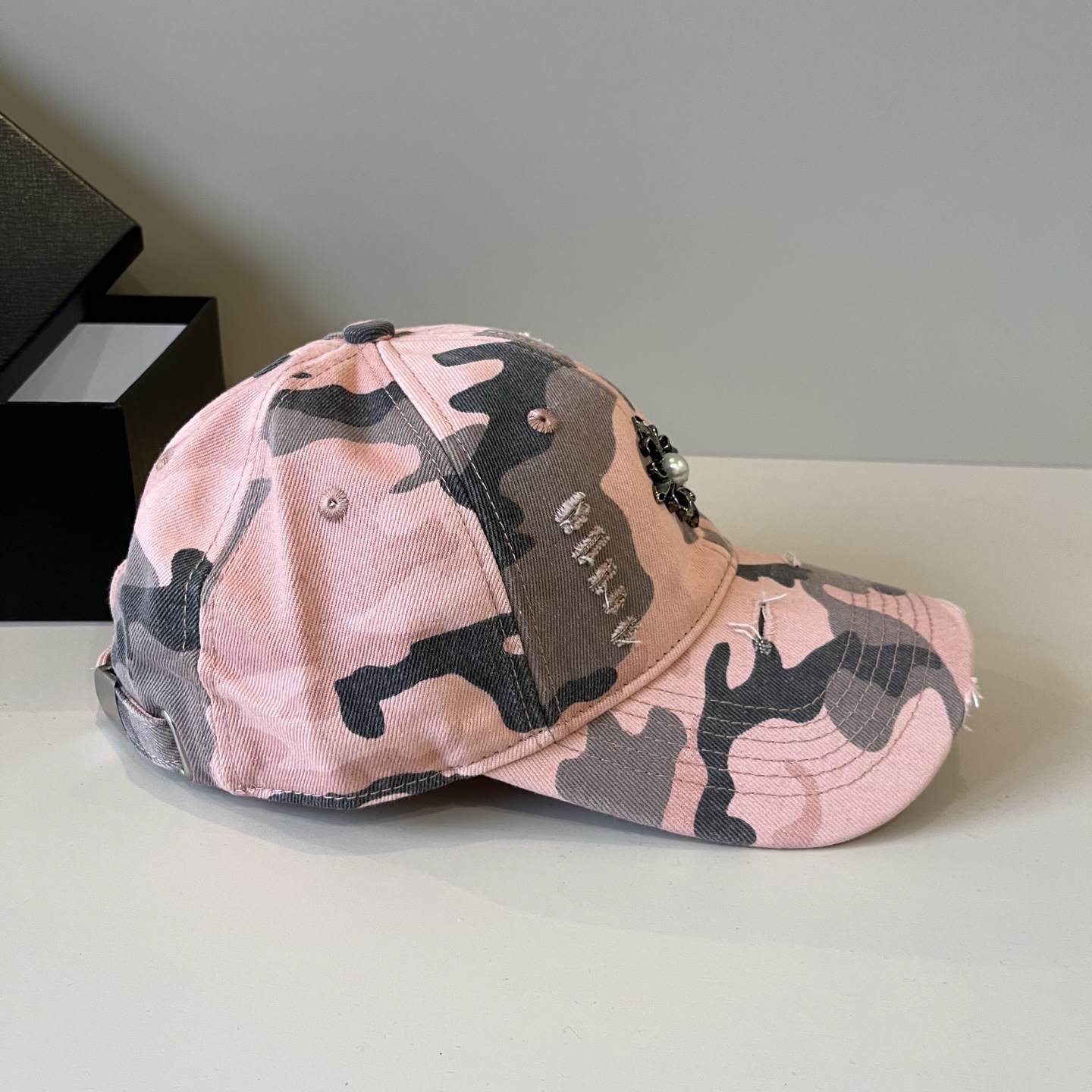  克罗心最新时尚前卫的休闲设计风格，戴上头就是这样好看看哦，做工精细，男女同款！