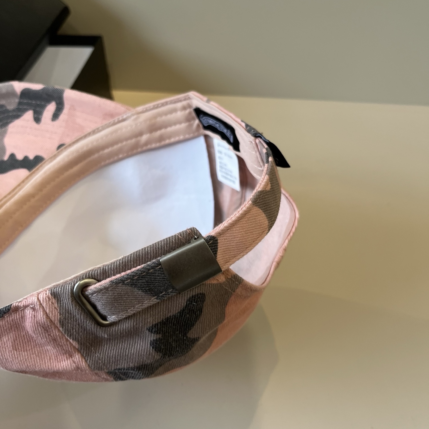  克罗心最新时尚前卫的休闲设计风格，戴上头就是这样好看看哦，做工精细，男女同款！