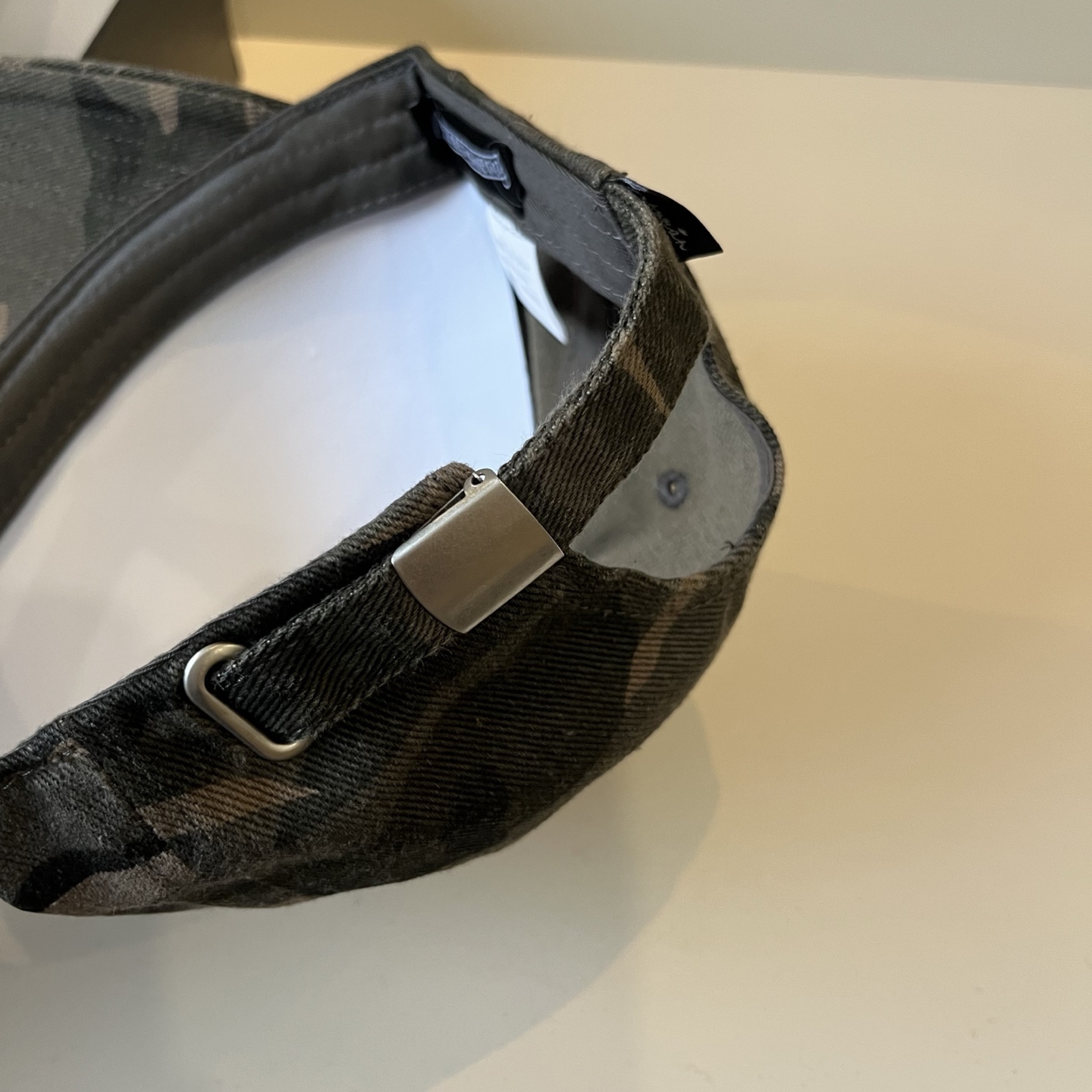  克罗心最新时尚前卫的休闲设计风格，戴上头就是这样好看看哦，做工精细，男女同款！