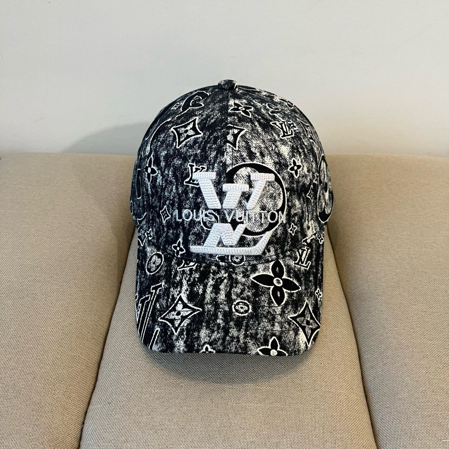 🧢路易威登棒球帽 LouisVuitton😍新款LV棒球帽，重工打造♥️高端大气，百搭款🤗男女通用！跑量
