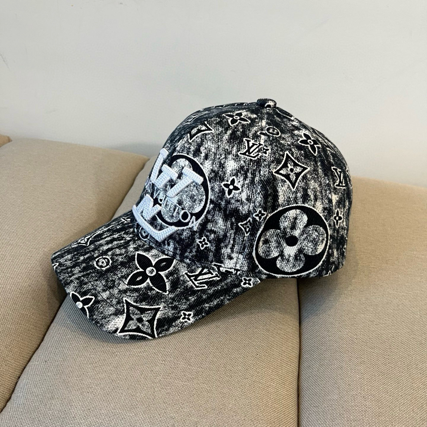 🧢路易威登棒球帽 LouisVuitton😍新款LV棒球帽，重工打造♥️高端大气，百搭款🤗男女通用！跑量