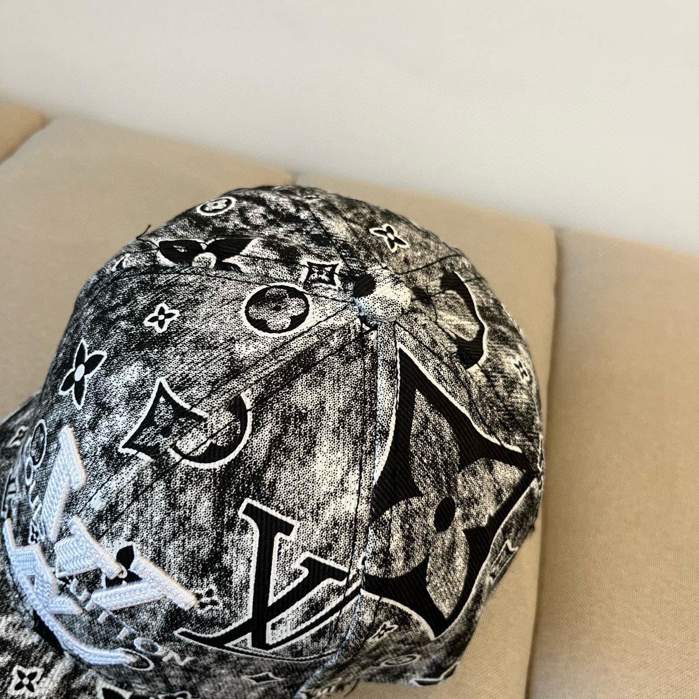 🧢路易威登棒球帽 LouisVuitton😍新款LV棒球帽，重工打造♥️高端大气，百搭款🤗男女通用！跑量
