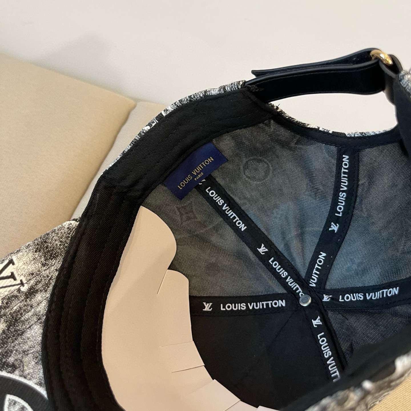 🧢路易威登棒球帽 LouisVuitton😍新款LV棒球帽，重工打造♥️高端大气，百搭款🤗男女通用！跑量