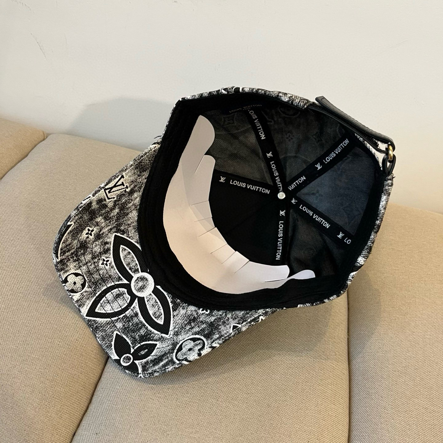 🧢路易威登棒球帽 LouisVuitton😍新款LV棒球帽，重工打造♥️高端大气，百搭款🤗男女通用！跑量