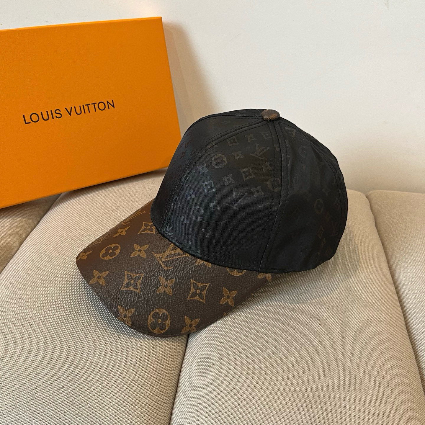 🧢路易威登棒球帽 LouisVuitton😍新款LV棒球帽，重工打造♥️高端大气，百搭款🤗男女通用！跑量