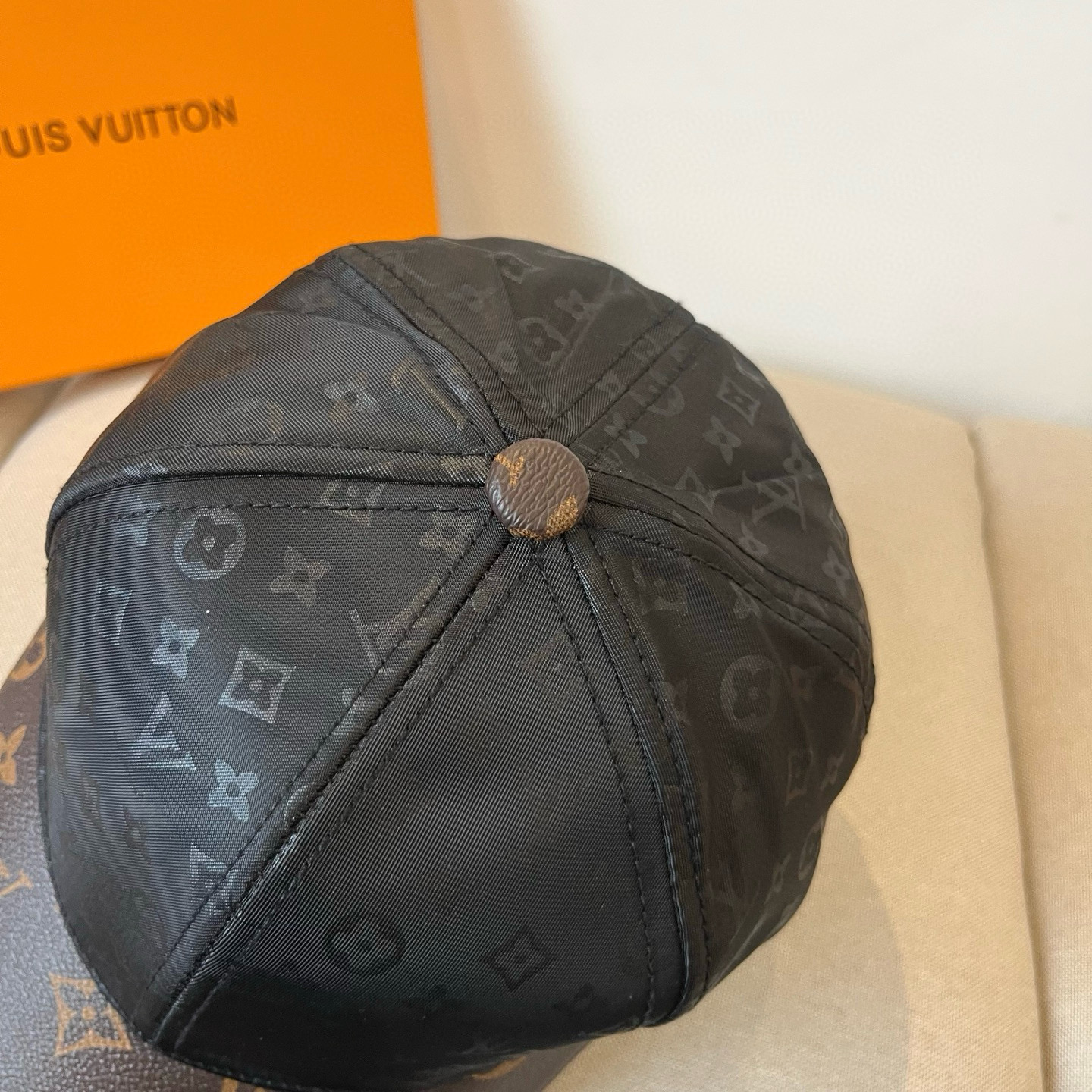 🧢路易威登棒球帽 LouisVuitton😍新款LV棒球帽，重工打造♥️高端大气，百搭款🤗男女通用！跑量