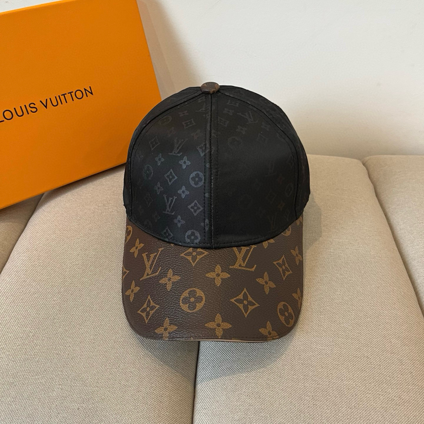 🧢路易威登棒球帽 LouisVuitton😍新款LV棒球帽，重工打造♥️高端大气，百搭款🤗男女通用！跑量