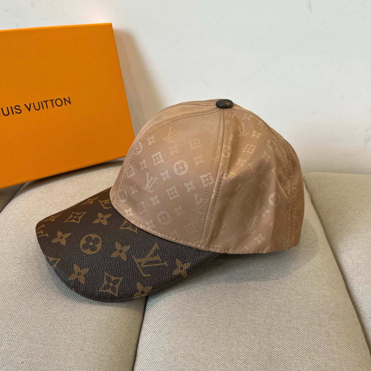 🧢路易威登棒球帽 LouisVuitton😍新款LV棒球帽，重工打造♥️高端大气，百搭款🤗男女通用！跑量