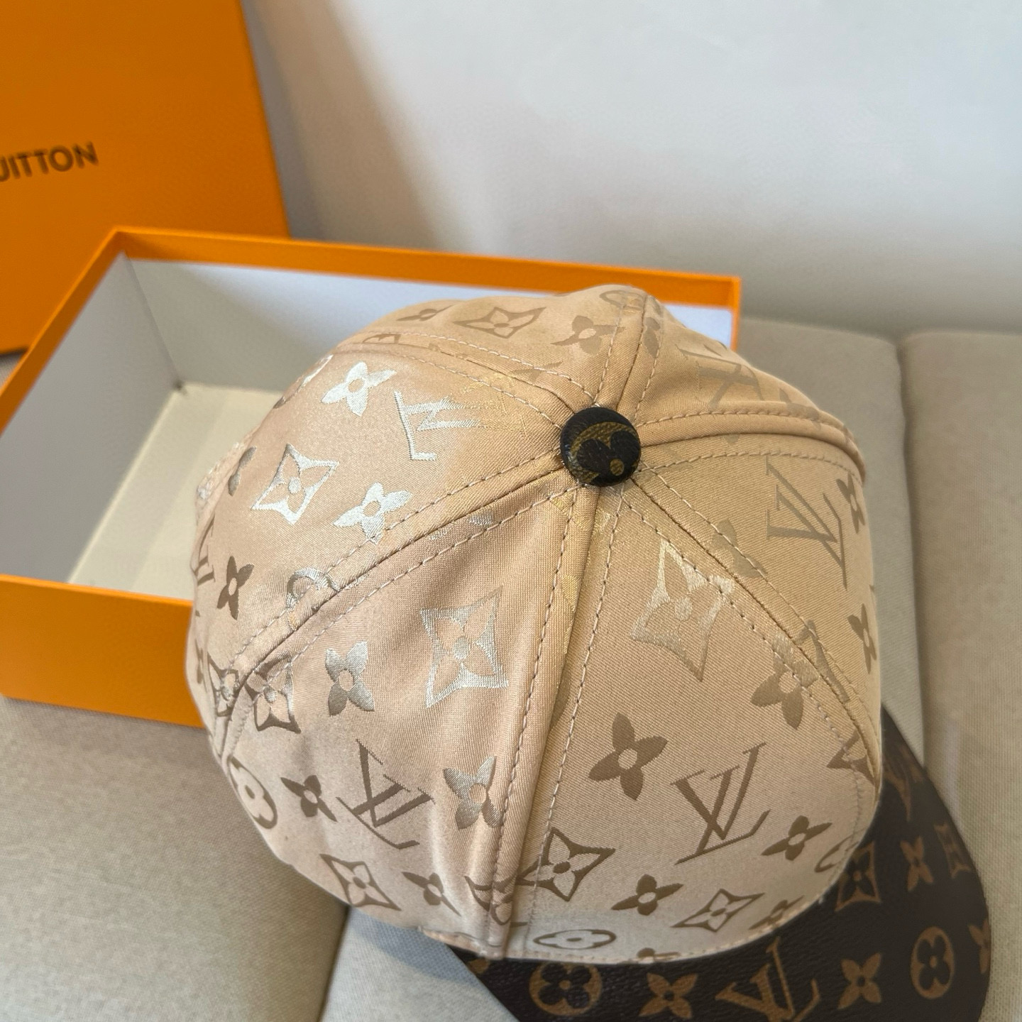 🧢路易威登棒球帽 LouisVuitton😍新款LV棒球帽，重工打造♥️高端大气，百搭款🤗男女通用！跑量